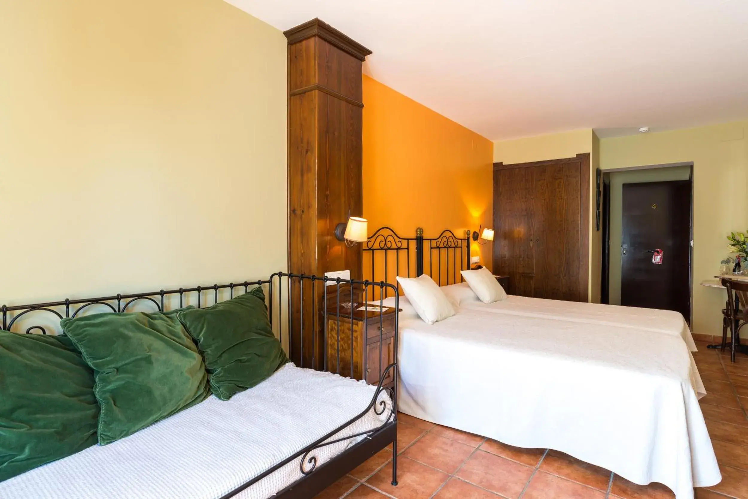 Double or Twin Room in Hostal El Escudo de Mijas Double or Twin Room in Hostal El Escudo de Mijas