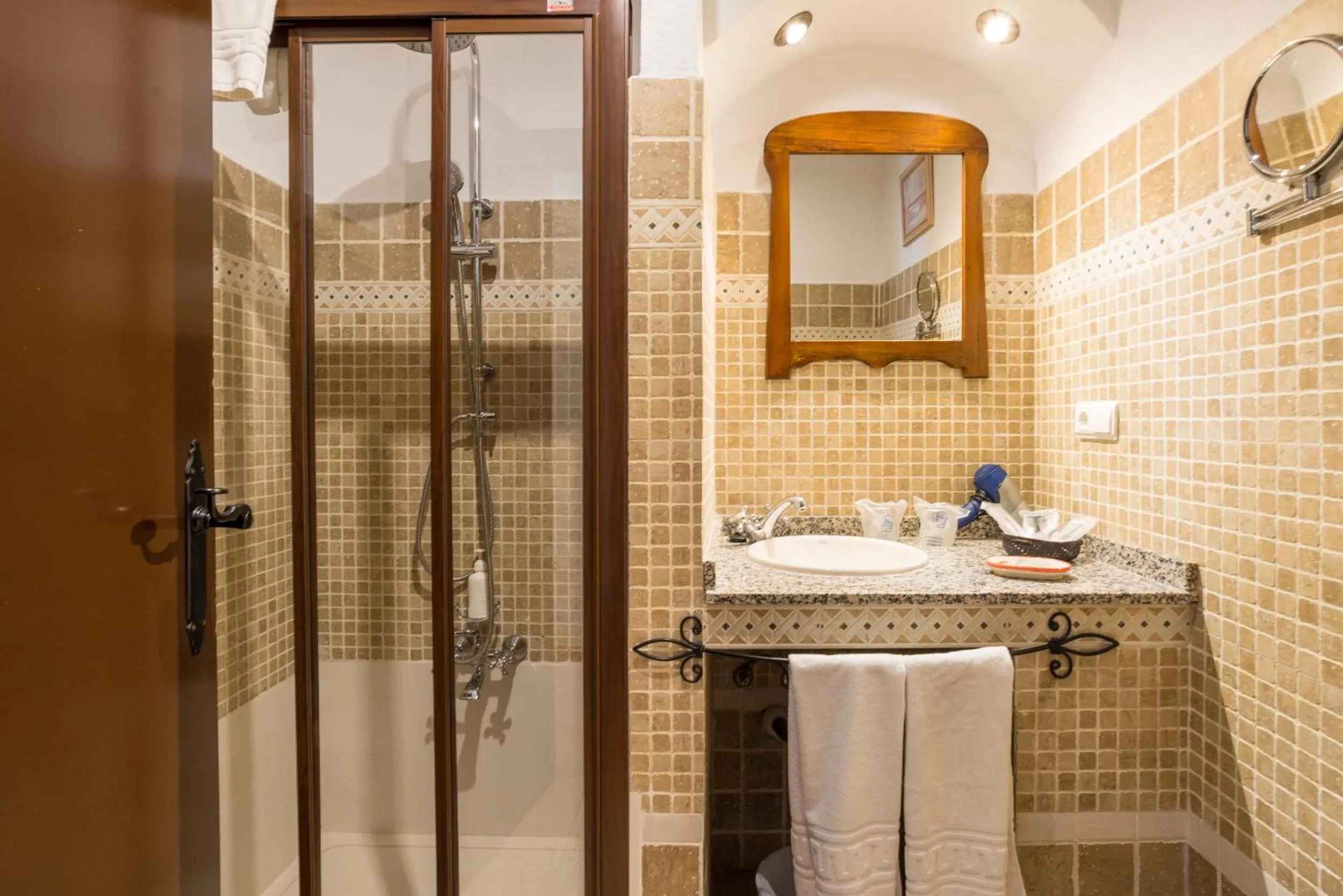 Bathroom in Hostal El Escudo de Mijas