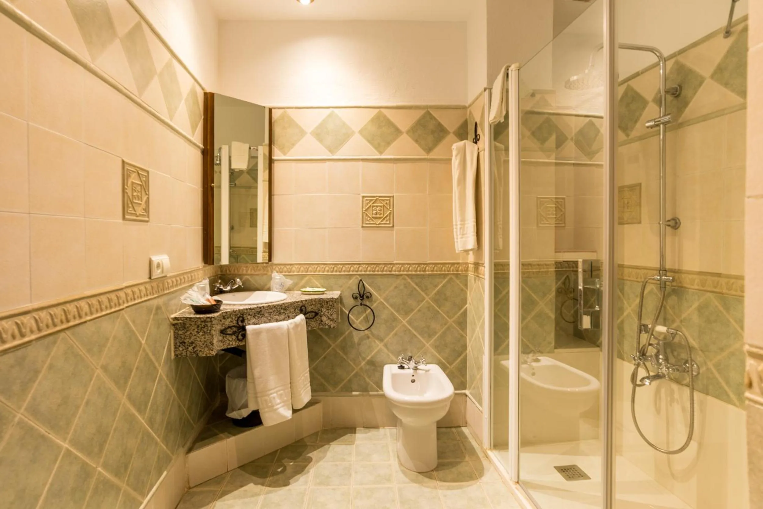 Bathroom in Hostal El Escudo de Mijas