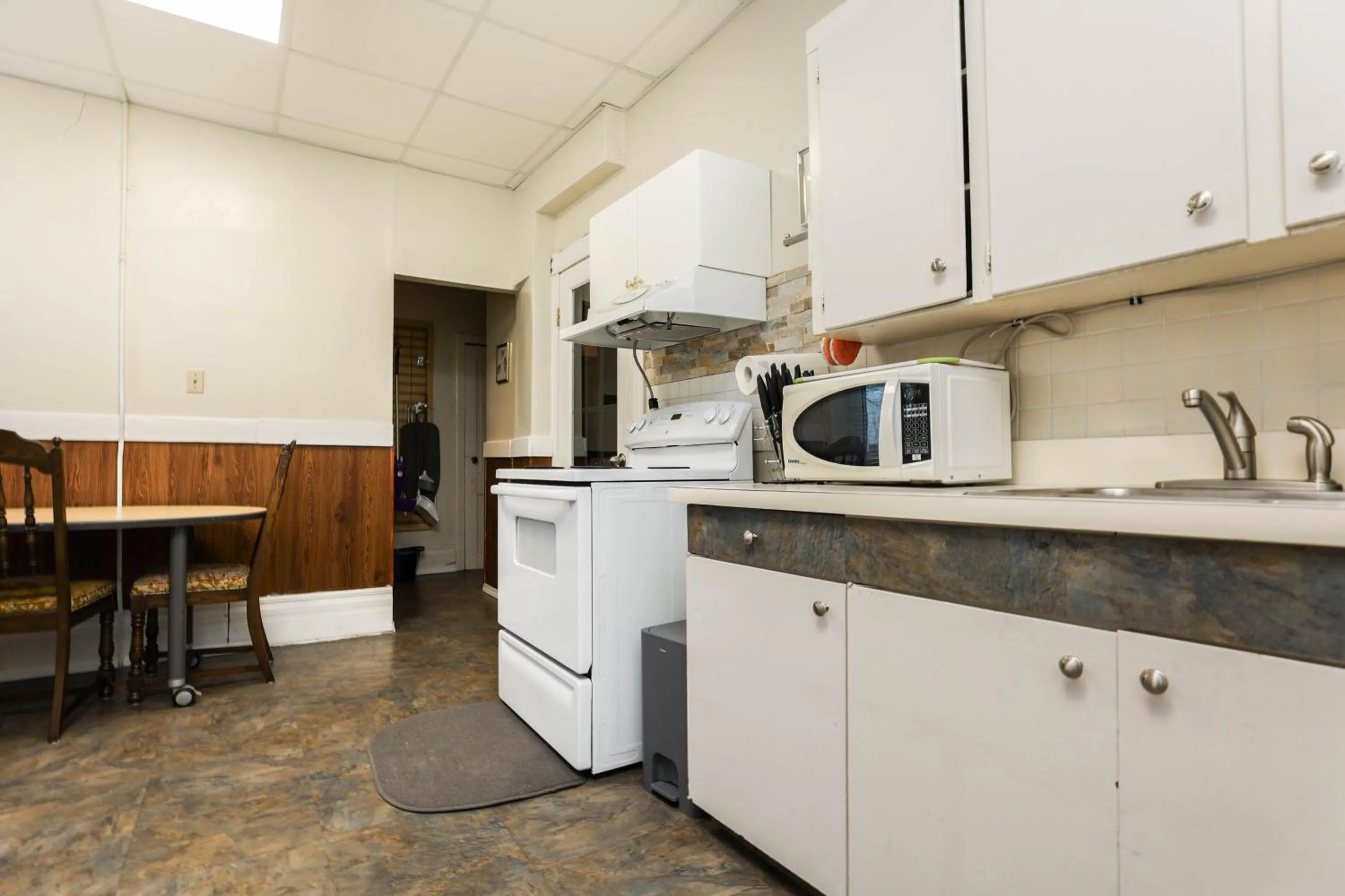 Kitchen or kitchenette in Wolseley the heart of the city !