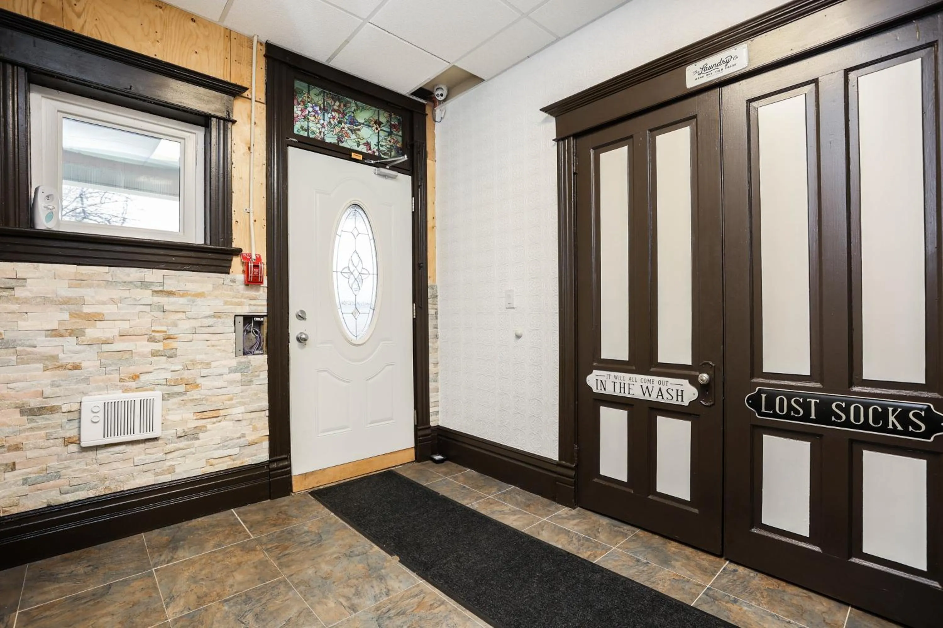 Facade/entrance in Wolseley the heart of the city !