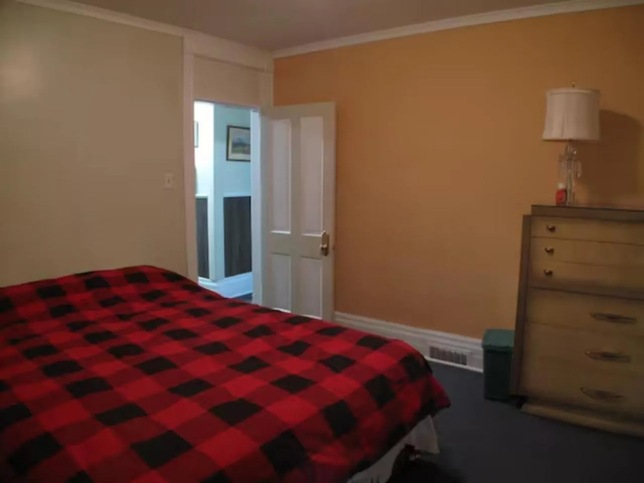 Bedroom, Bed in Wolseley the heart of the city !