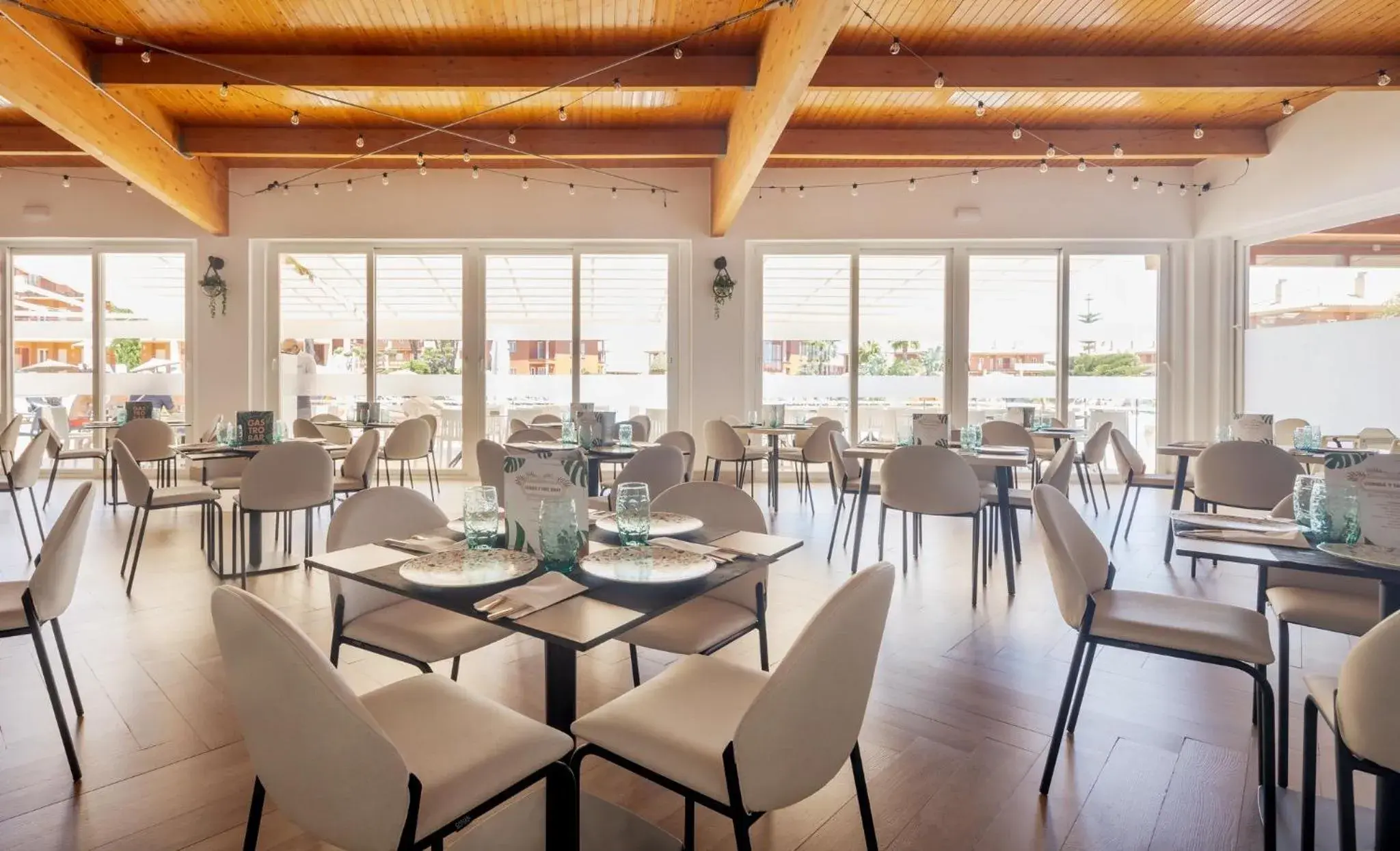 Lounge or bar in Ilunion Sancti Petri Lounge or bar in Ilunion Sancti Petri