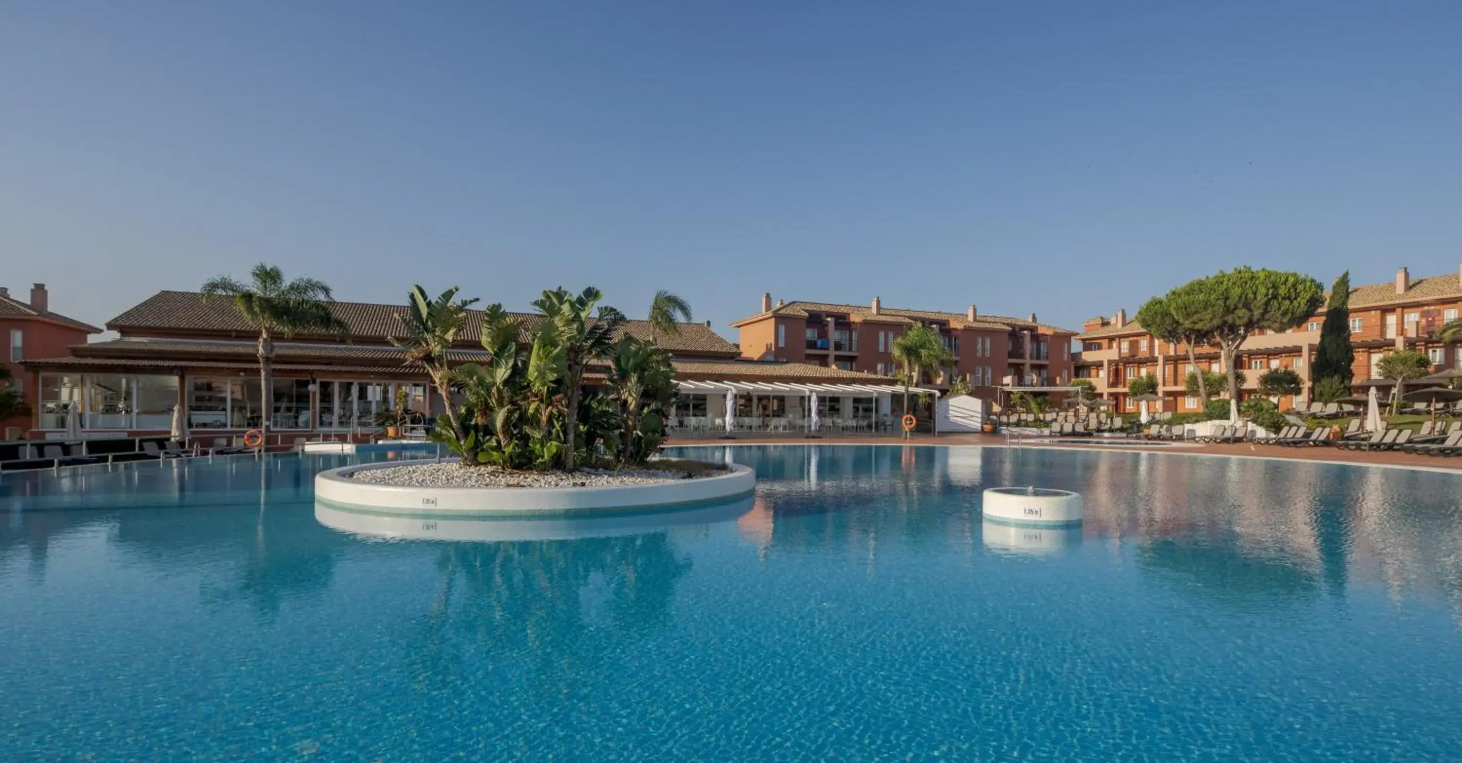 Swimming pool in Ilunion Sancti Petri Swimming pool in Ilunion Sancti Petri