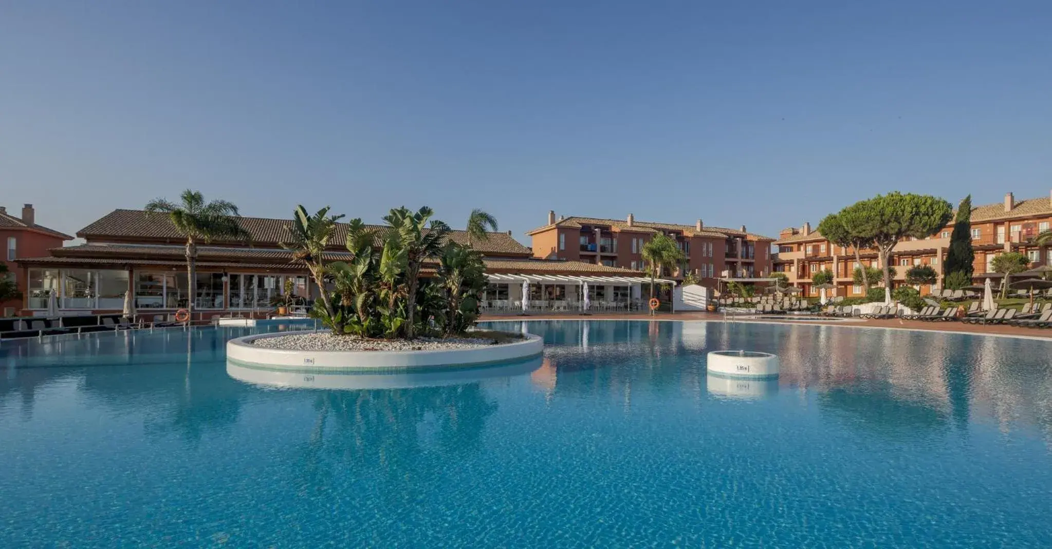 Swimming pool in Ilunion Sancti Petri Swimming pool in Ilunion Sancti Petri