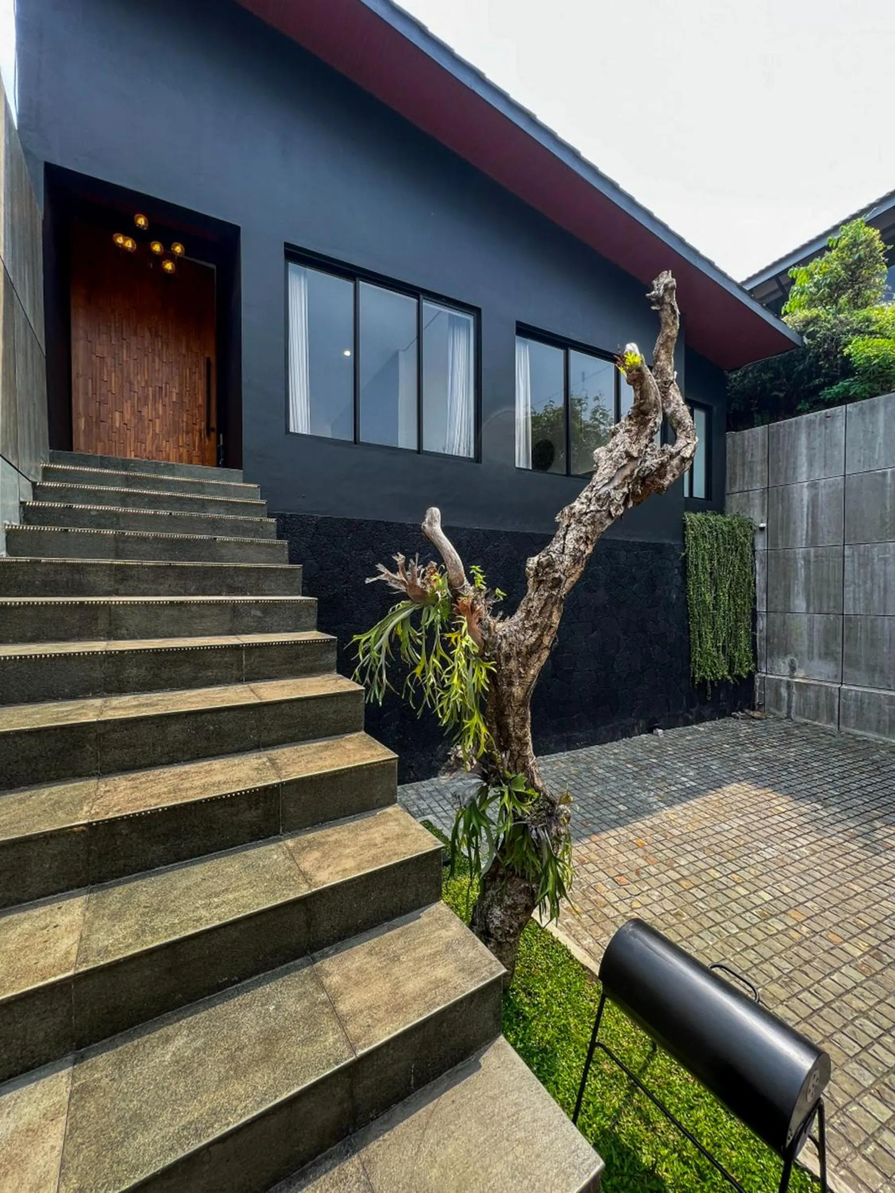 Facade/entrance in LeRoca Villa
