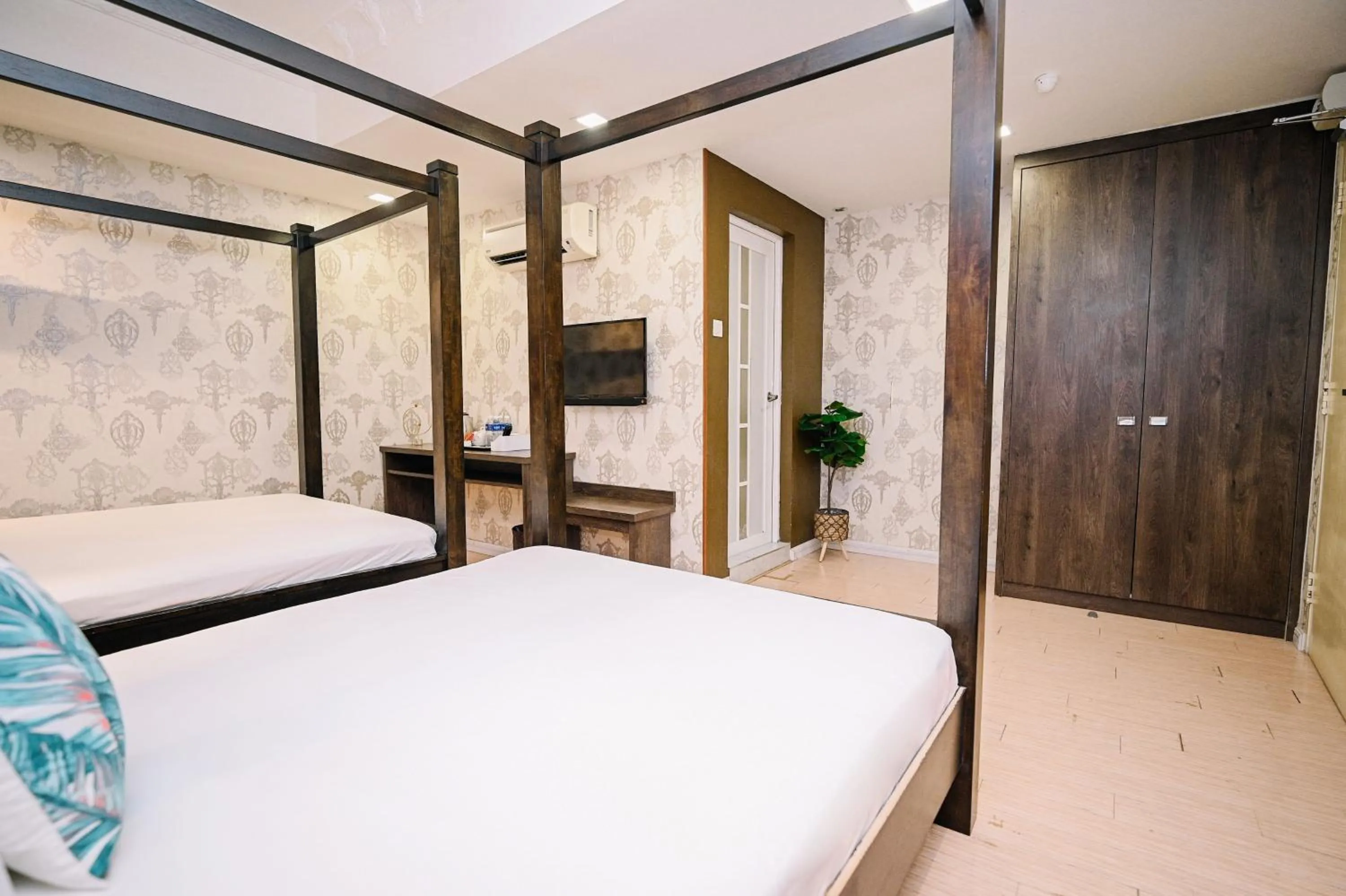 Bed in Swing & Pillows - USJ Taipan