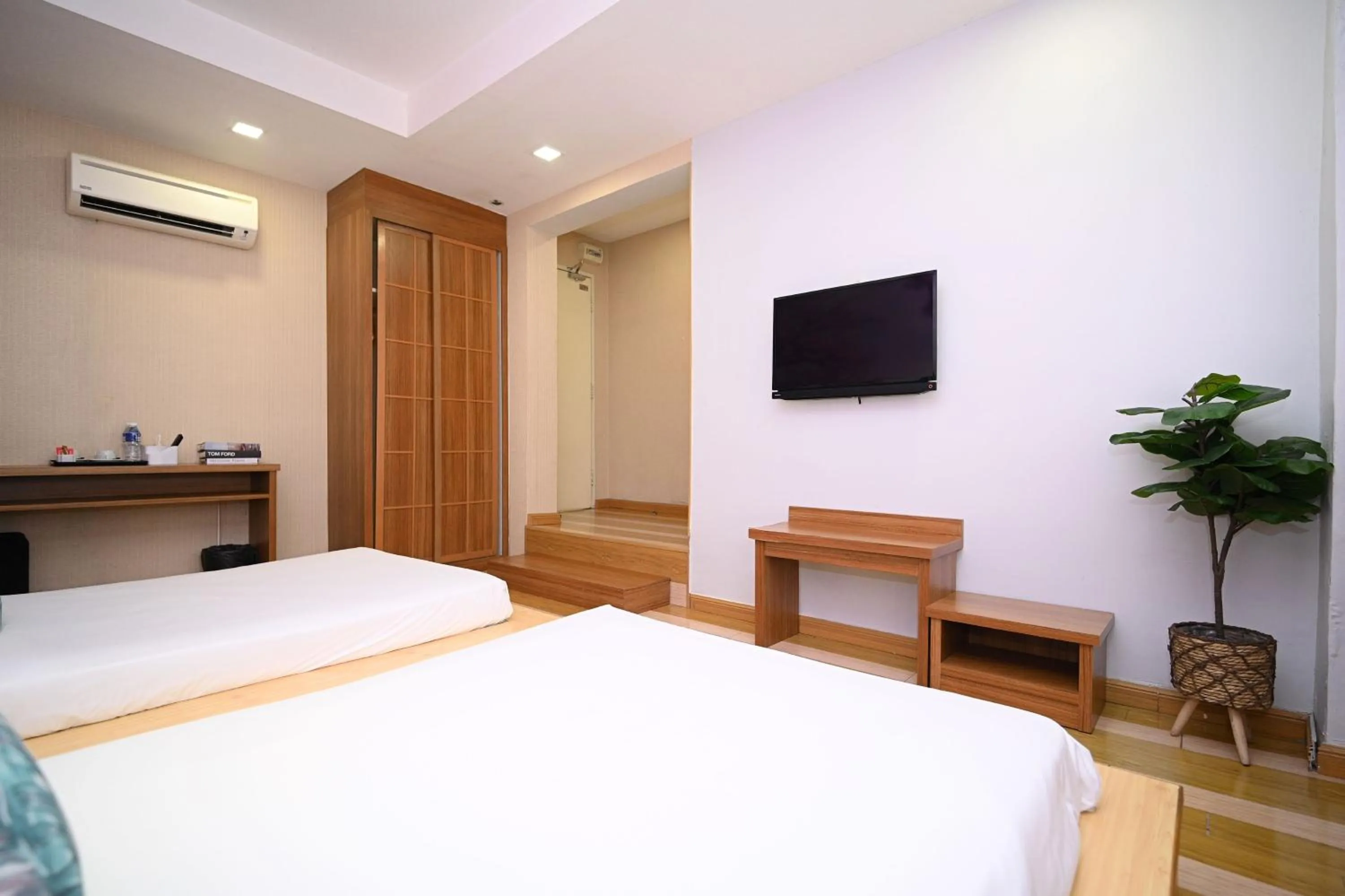 Bed in Swing & Pillows - USJ Taipan