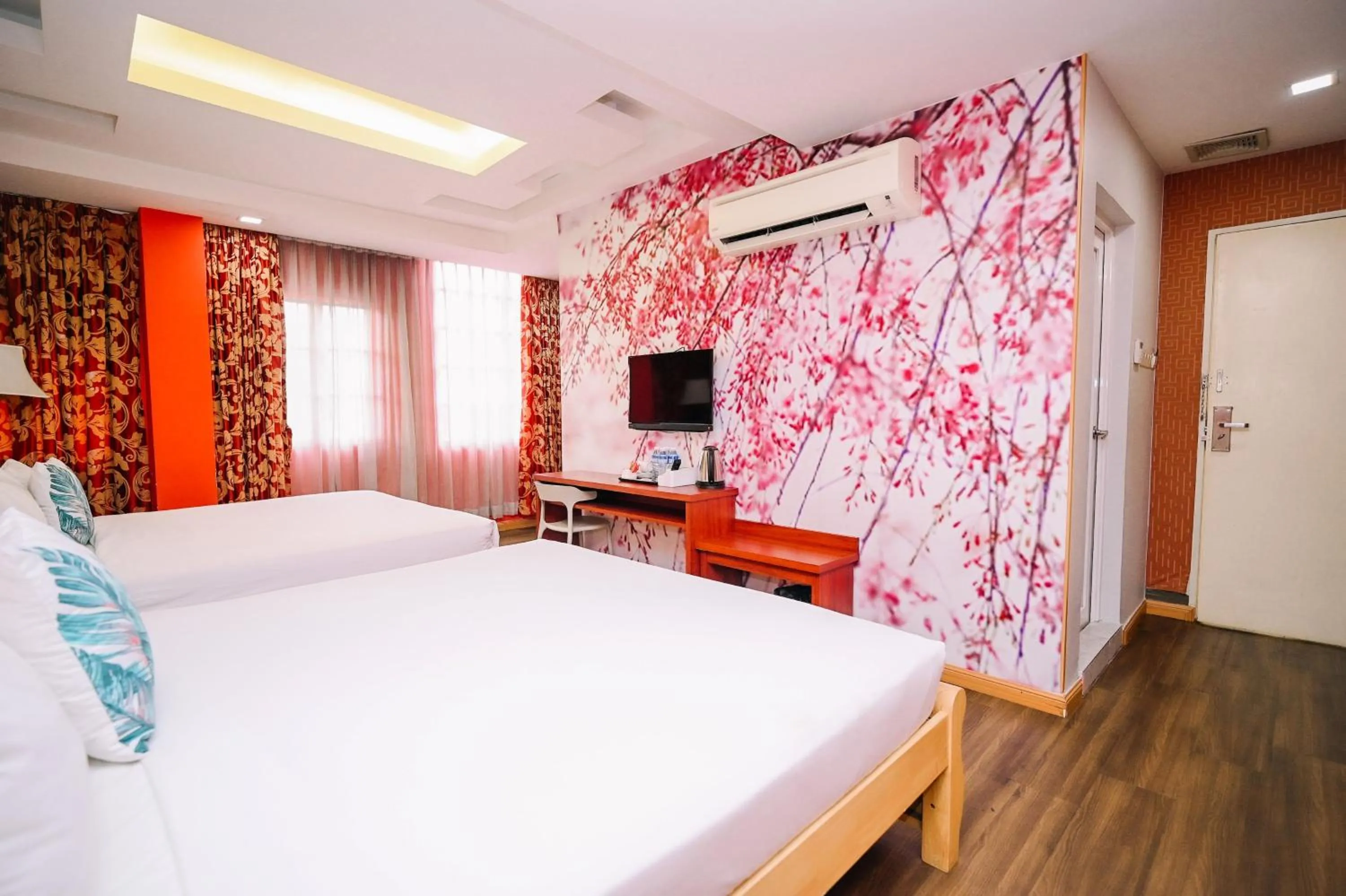 Bed in Swing & Pillows - USJ Taipan