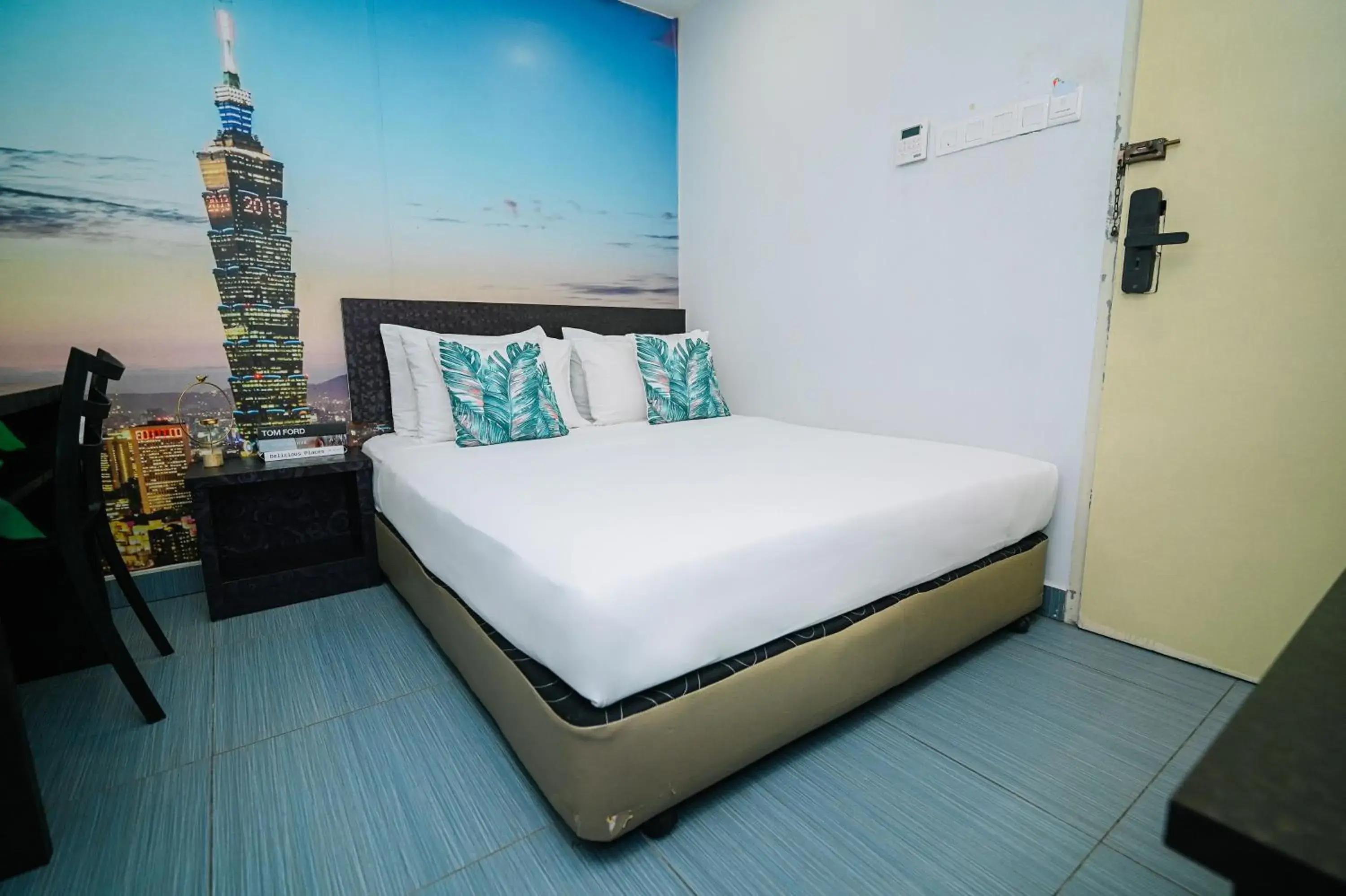 Standard Queen Room in Swing & Pillows - USJ Taipan Standard Queen Room in Swing & Pillows - USJ Taipan