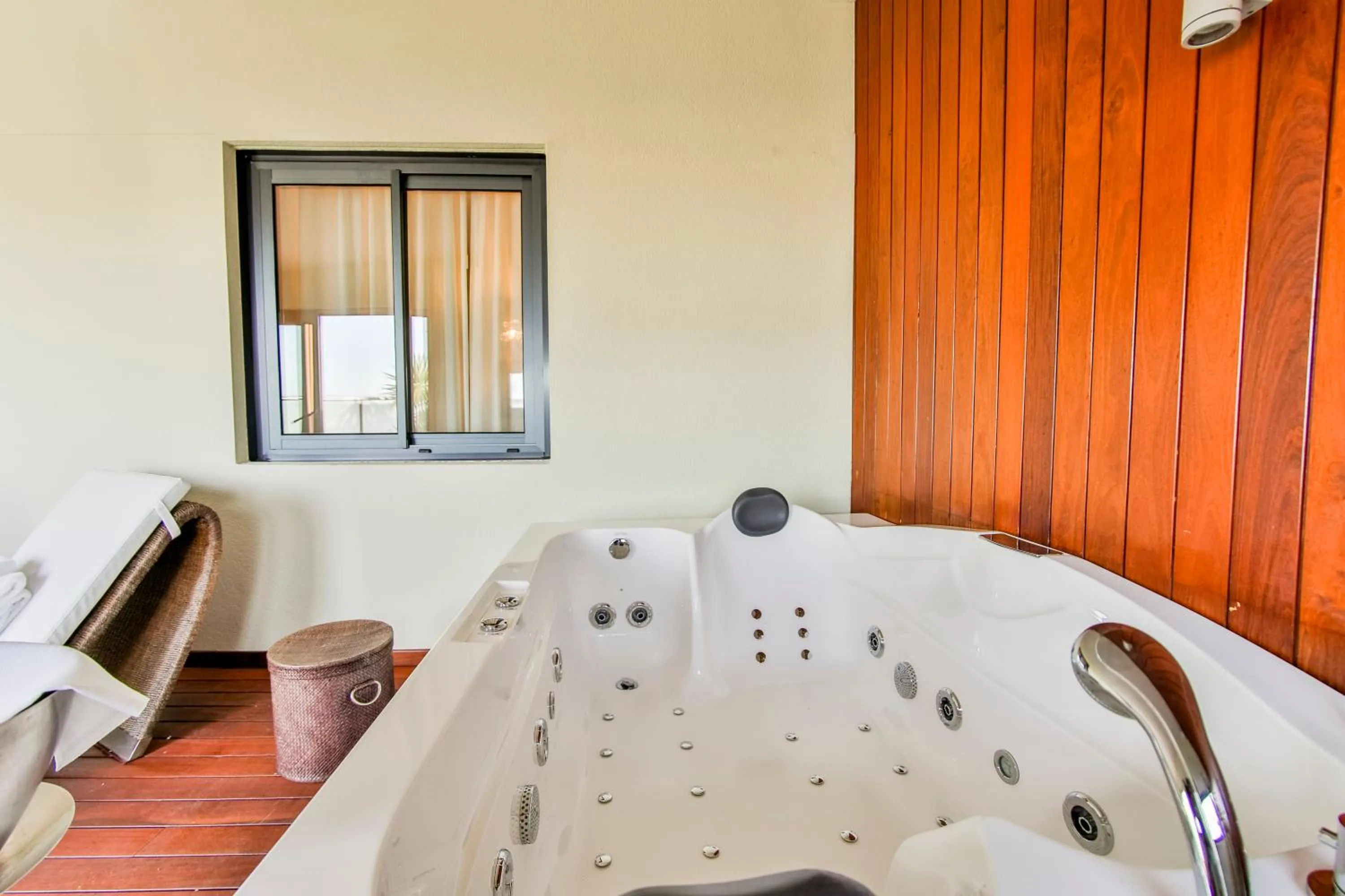 Hot Tub in Hotel 525