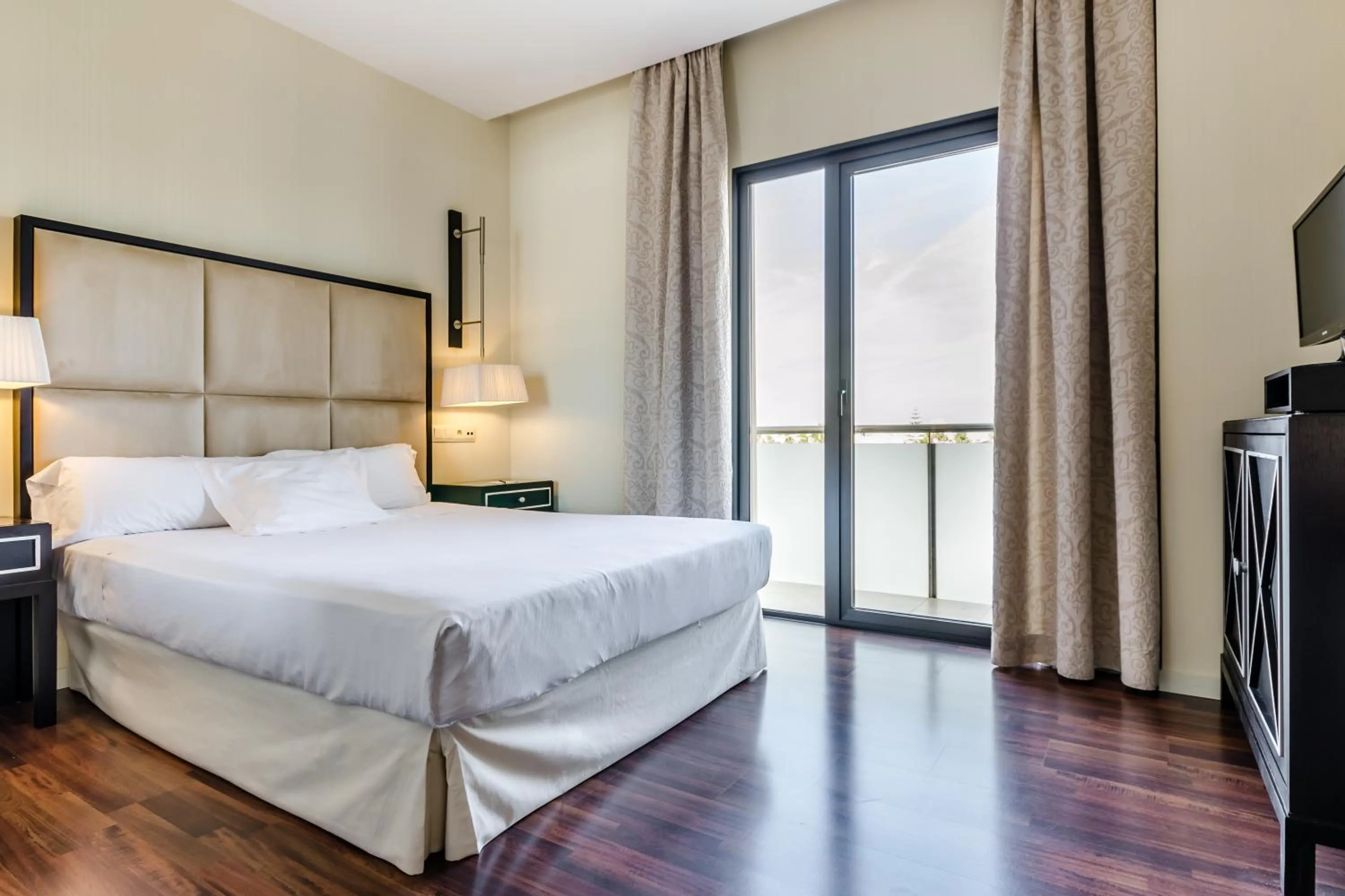 Bedroom, Bed in Hotel 525