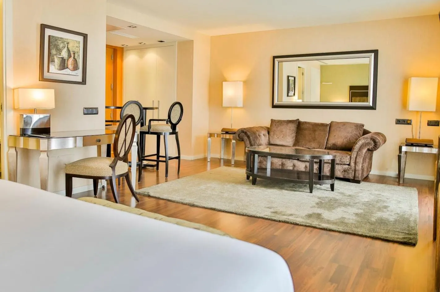 Seating area, Bed in Hotel 525