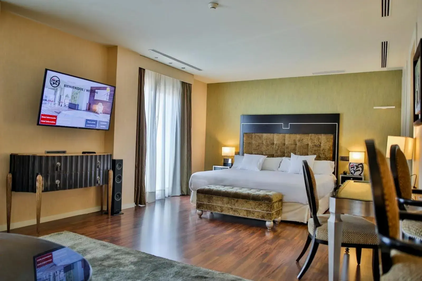 Bed in Hotel 525 Bed in Hotel 525