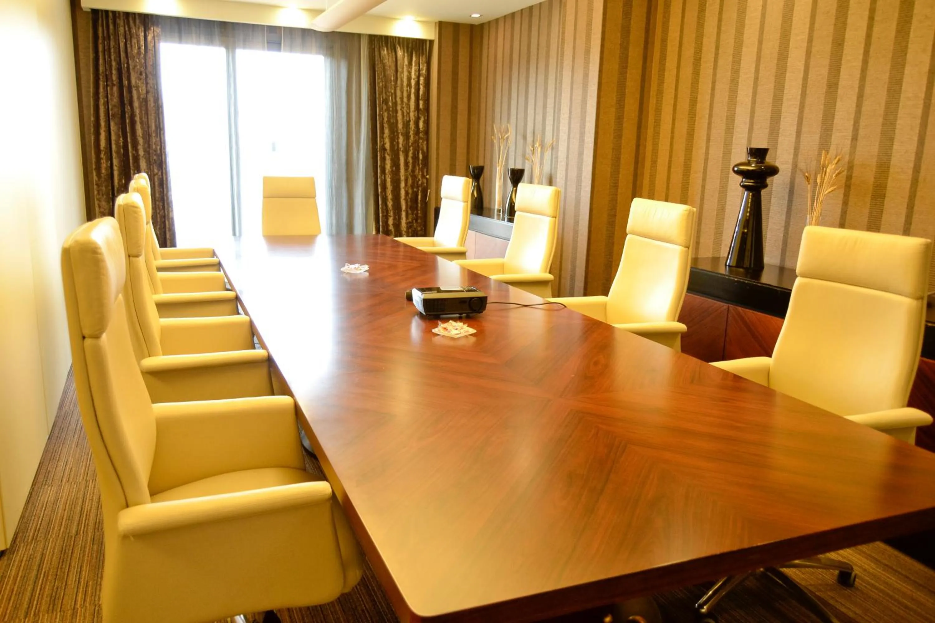 Business facilities in Hotel 525