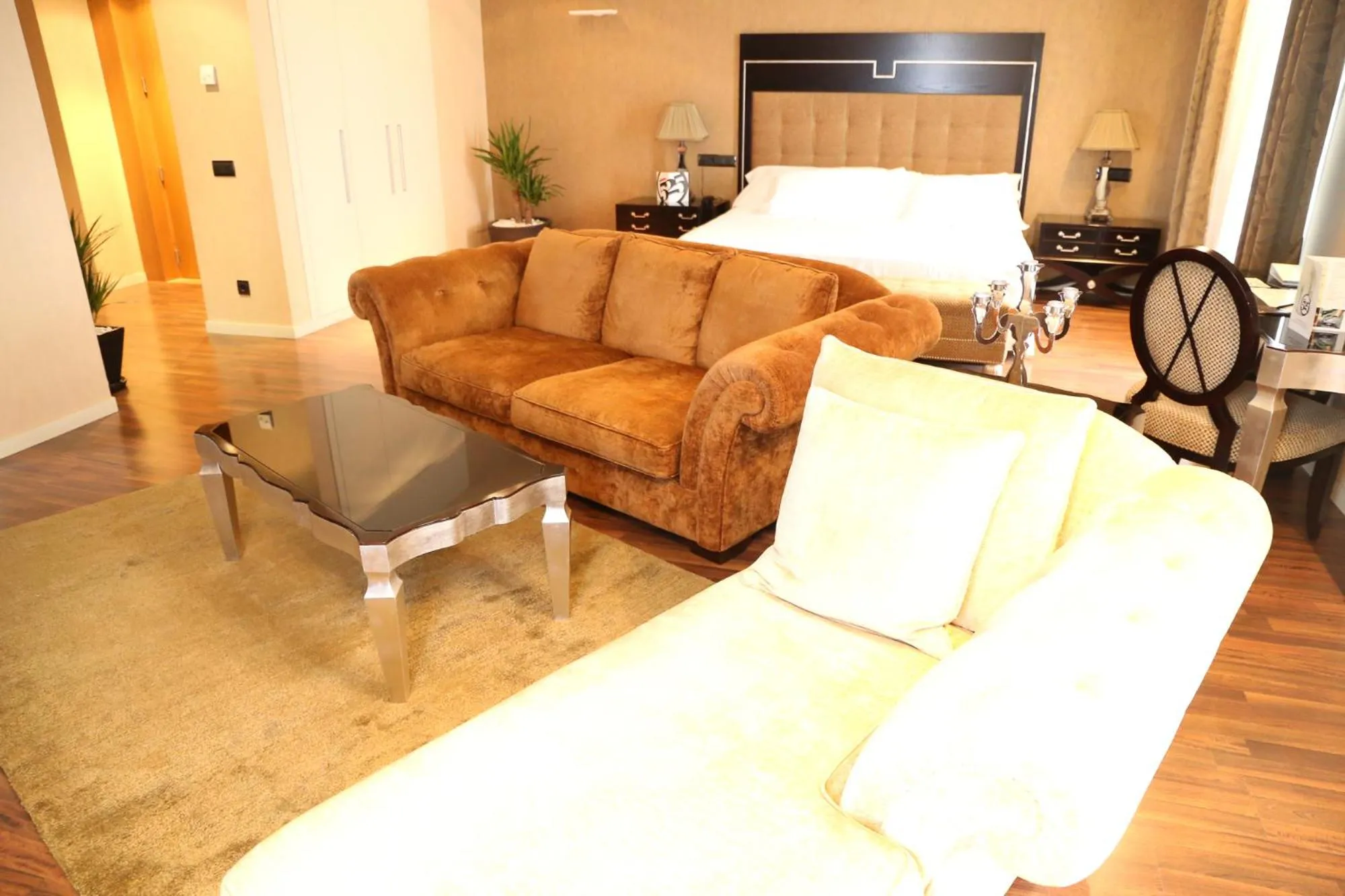 Seating area, Bed in Hotel 525