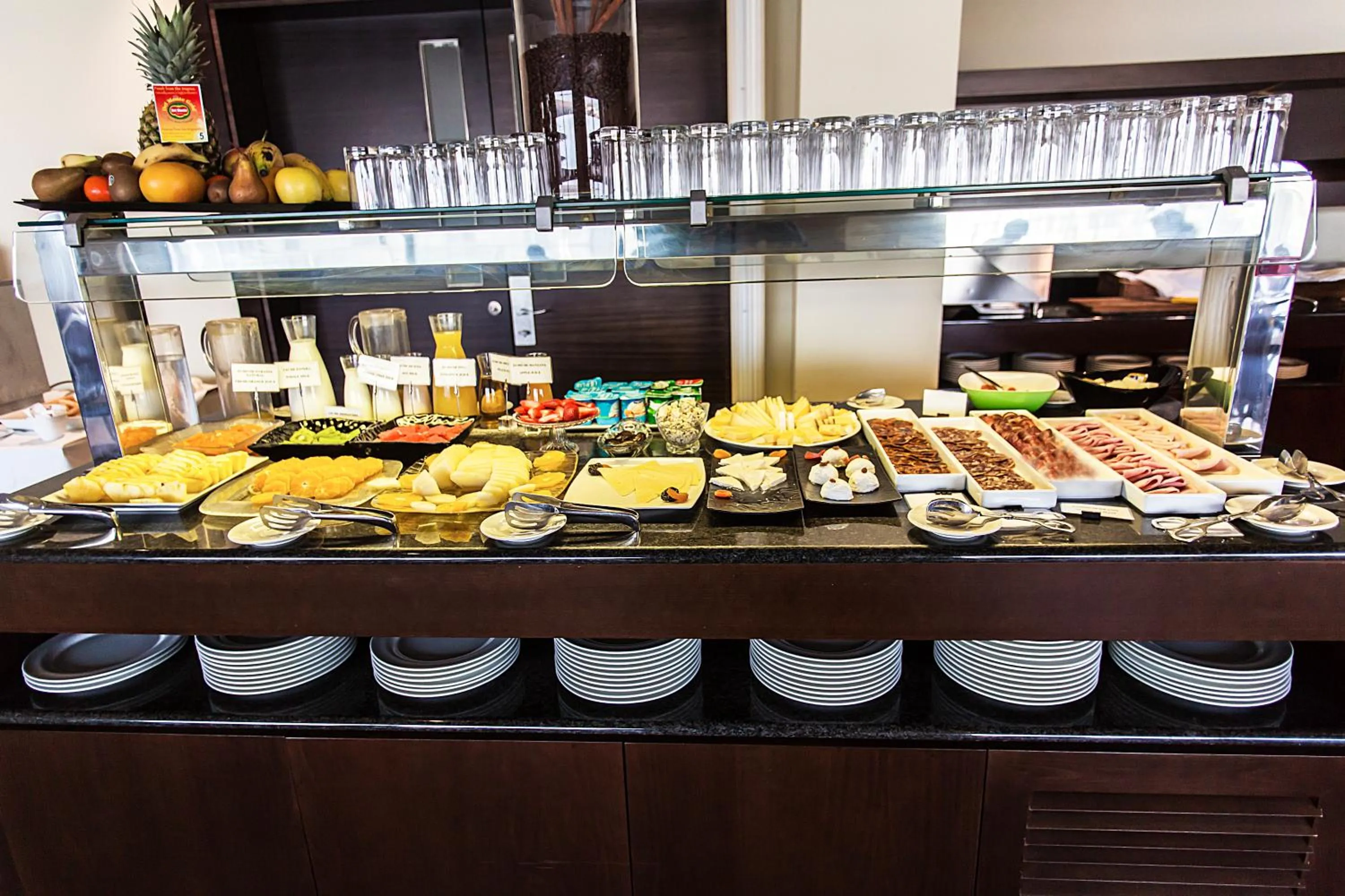 Restaurant/places to eat in Hotel 525