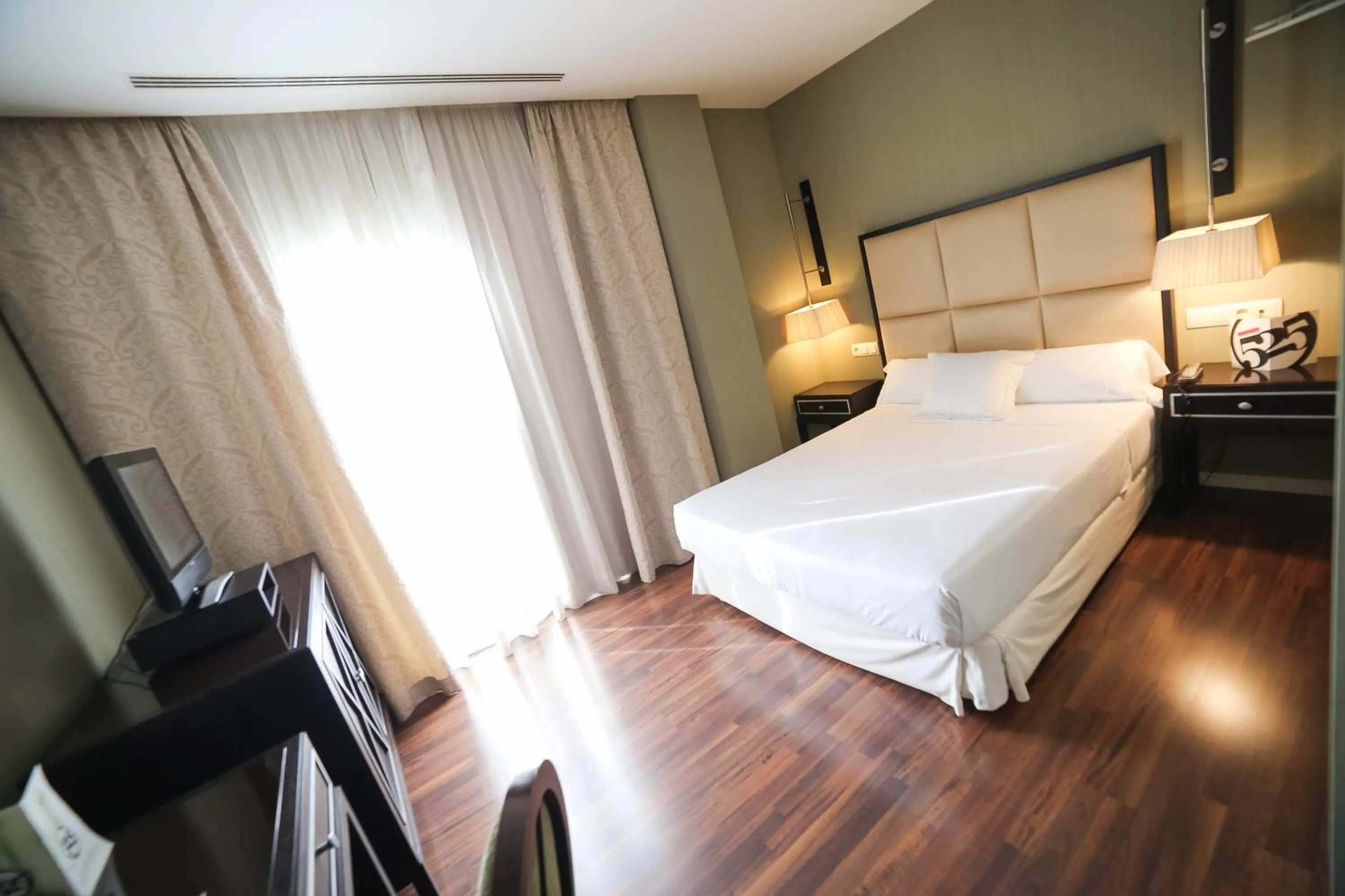 Bathroom, Bed in Hotel 525