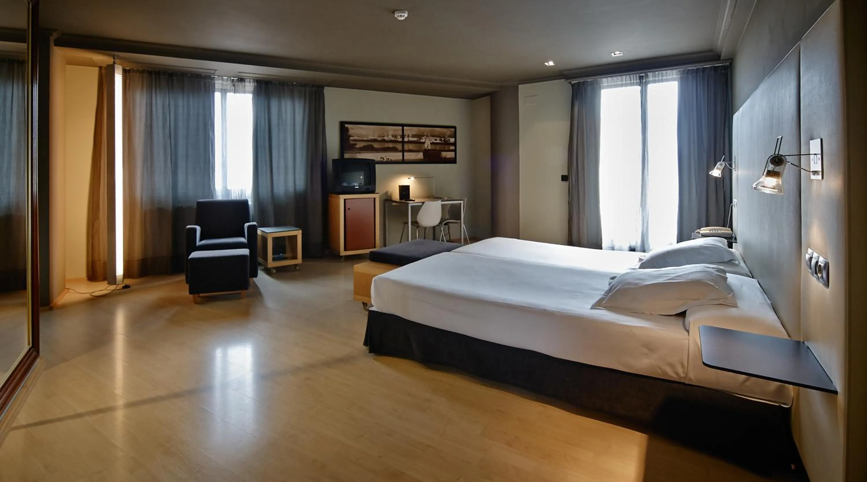 Photo of the whole room, Bed in Hotel Almirante