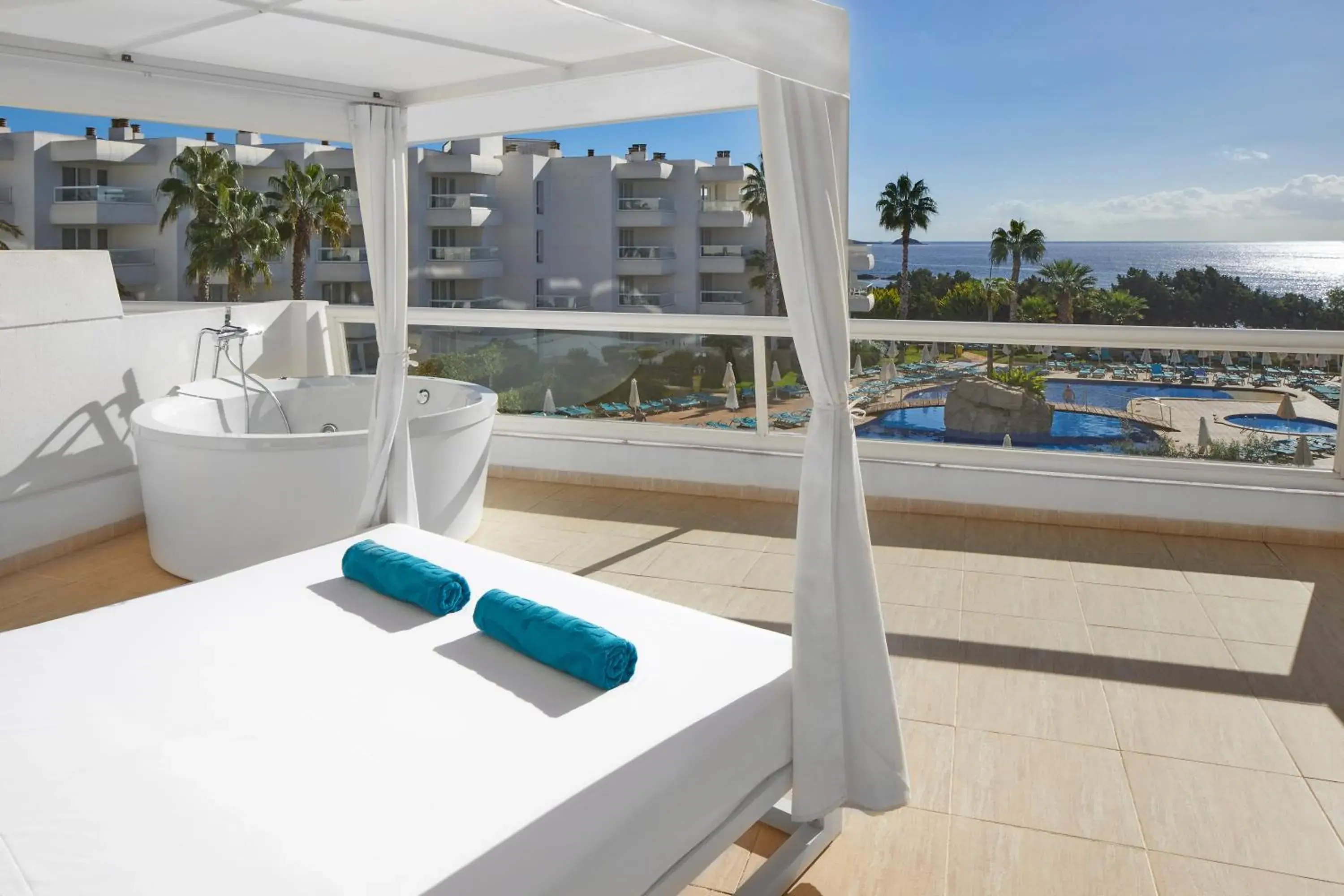 Deluxe Double Room with Front Sea View and Hot Tub in Aparthotel Tropic Garden Deluxe Double Room with Front Sea View and Hot Tub in Aparthotel Tropic Garden