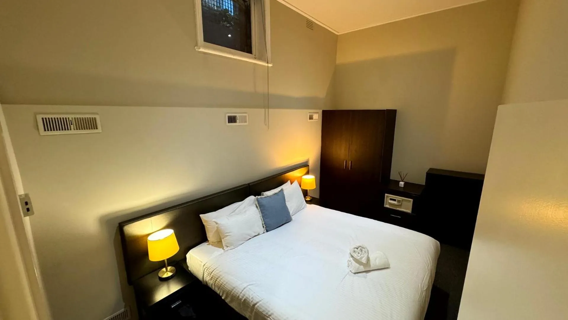 Bedroom, Bed in Gordon House Apartments