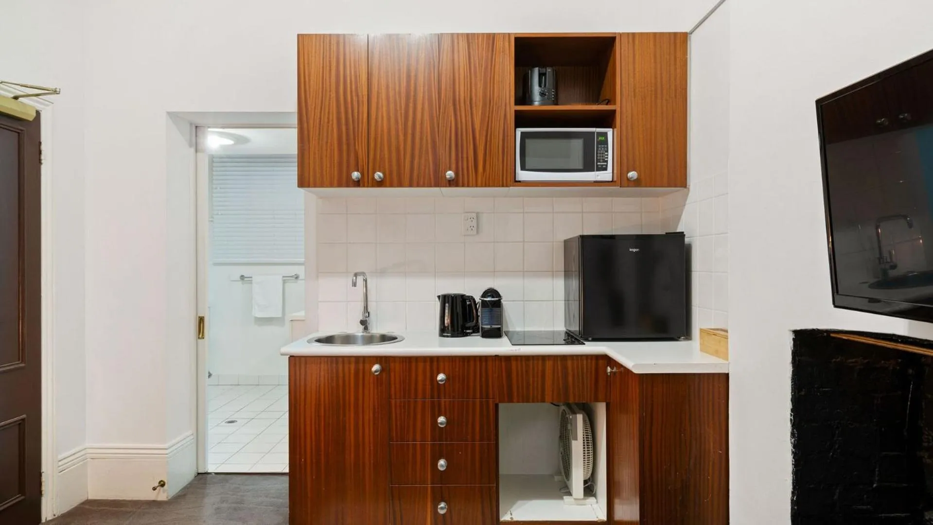 Kitchen or kitchenette in Gordon House Apartments