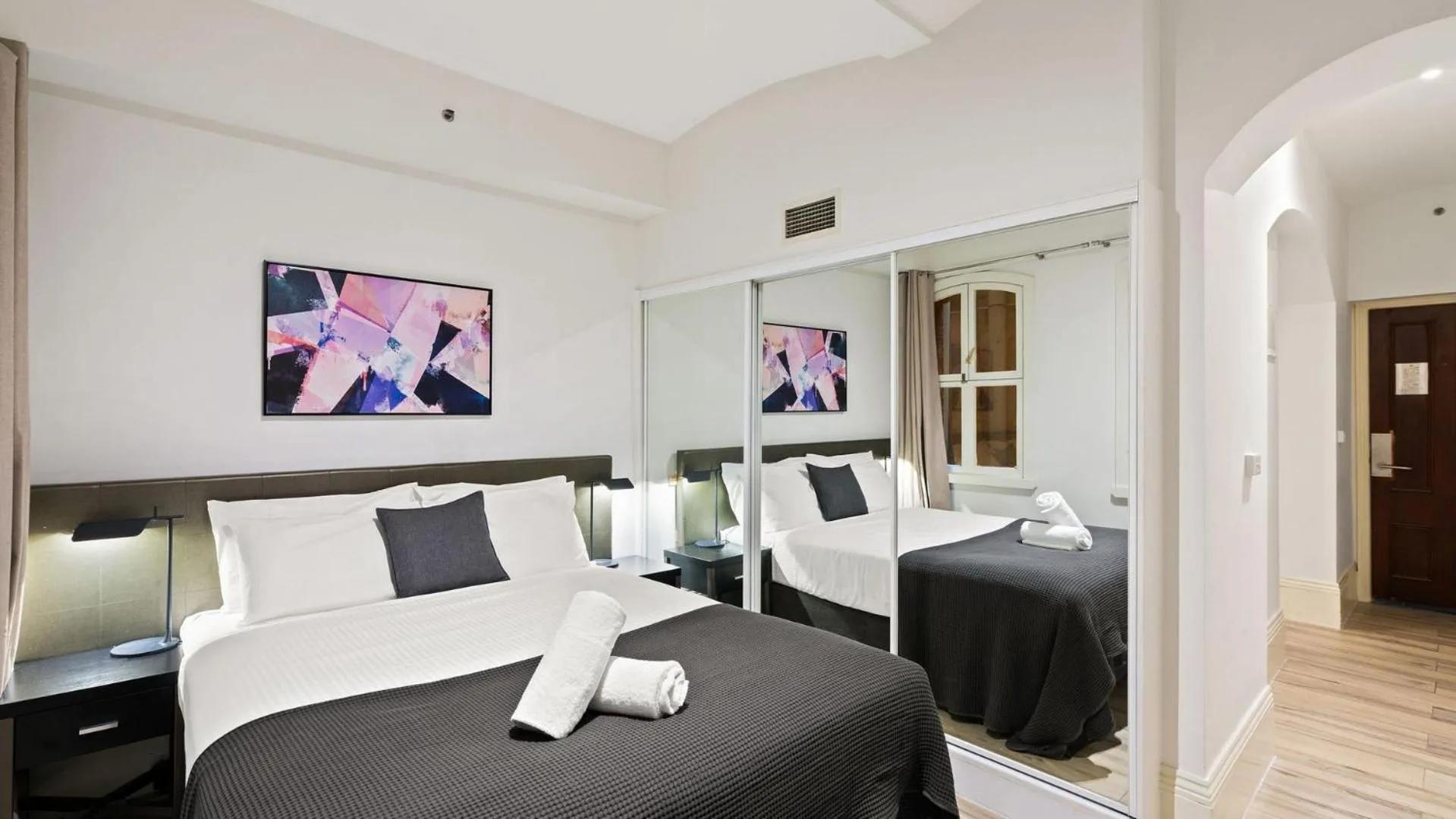 Bedroom, Bed in Gordon House Apartments