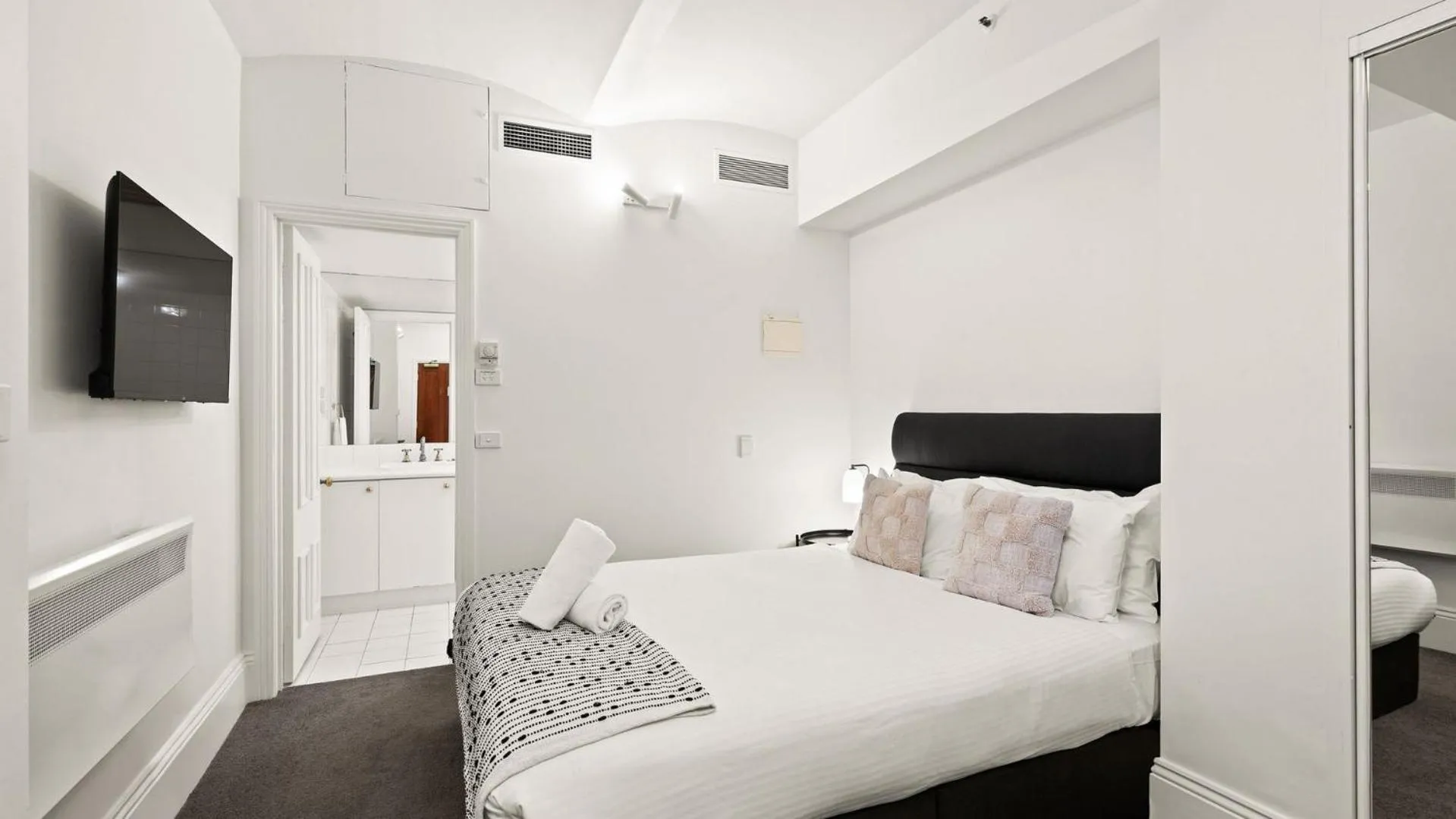 Bedroom, Bed in Gordon House Apartments