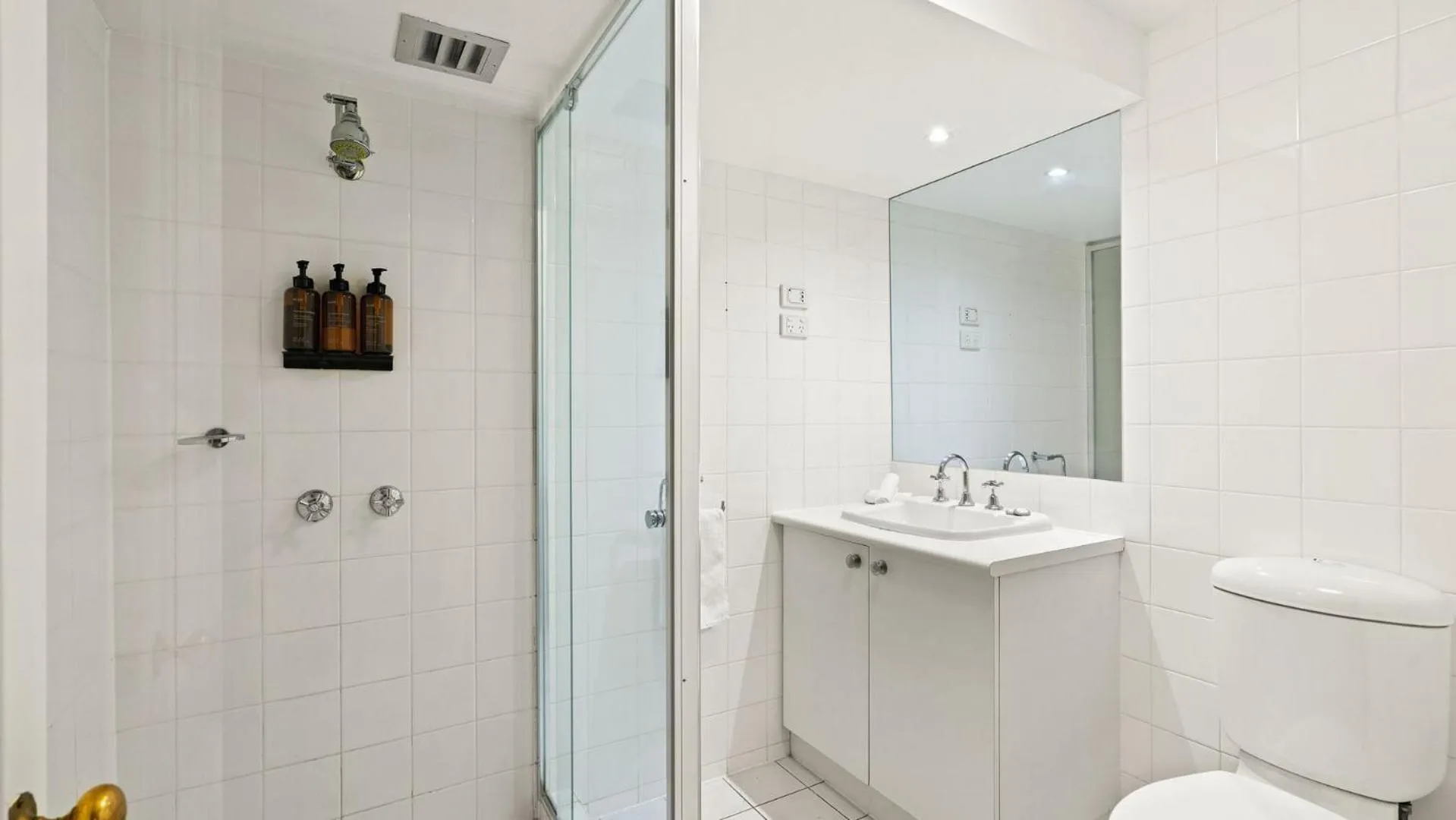 Bathroom in Gordon House Apartments