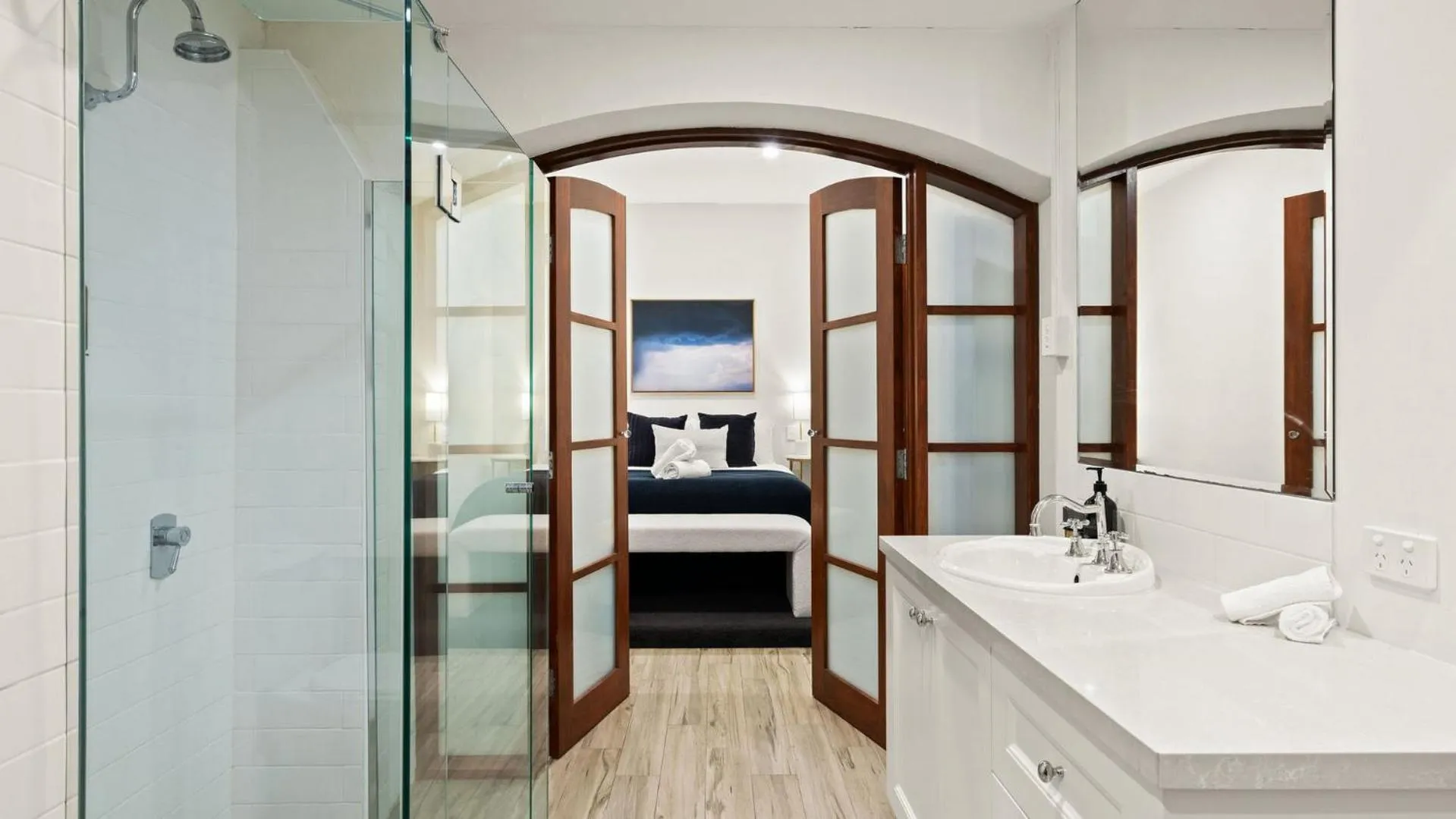 Bathroom, Bed in Gordon House Apartments