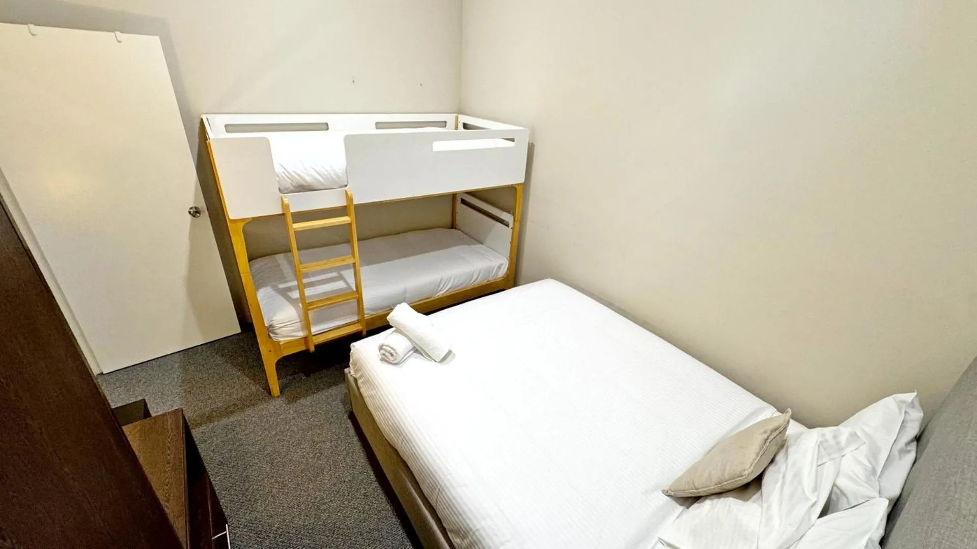 Bedroom, Bed in Gordon House Apartments