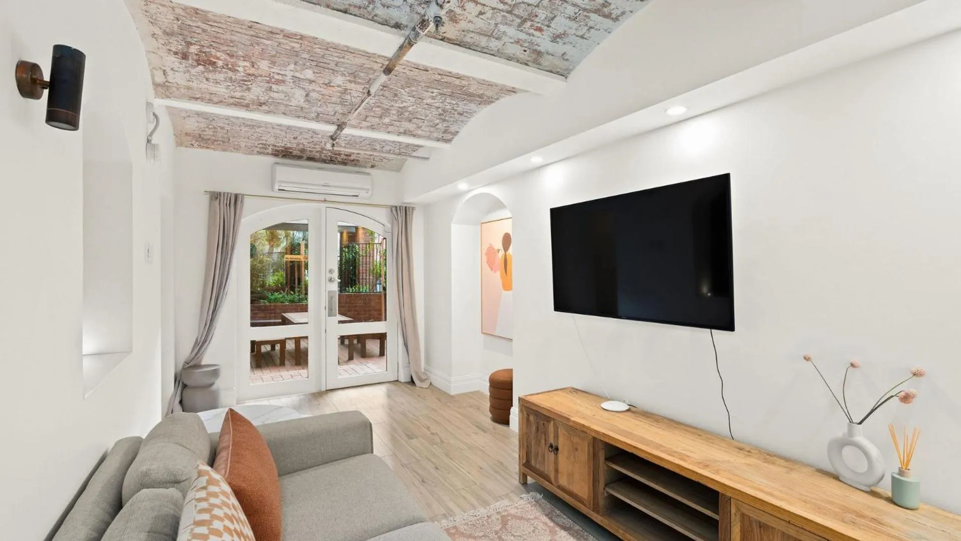 TV and multimedia in Gordon House Apartments