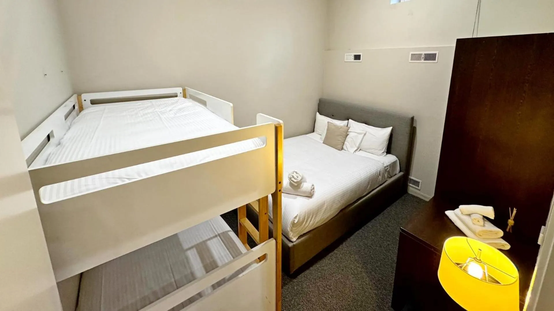 Bedroom, Bed in Gordon House Apartments