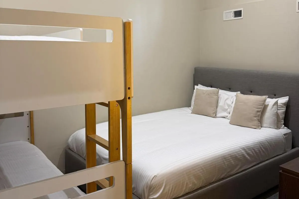 Bedroom, Bed in Gordon House Apartments