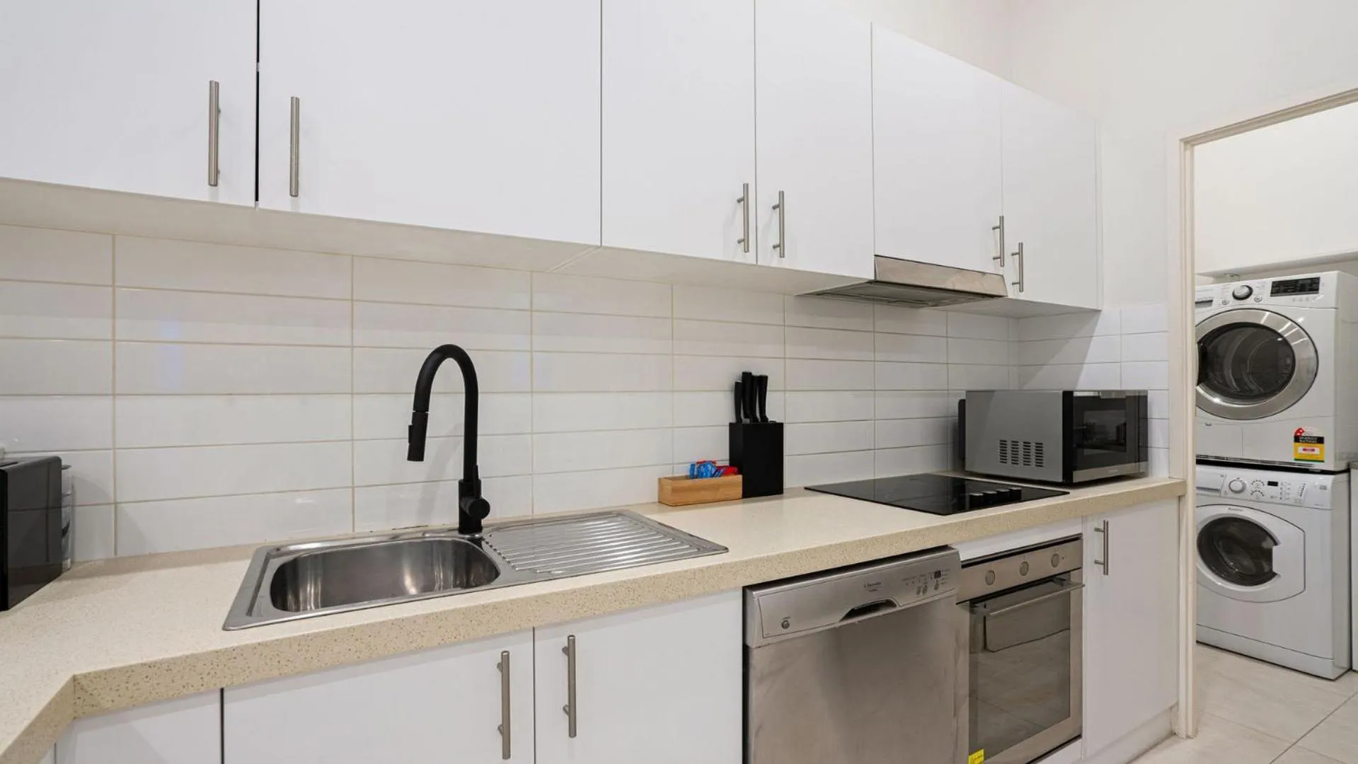 Kitchen or kitchenette in Gordon House Apartments