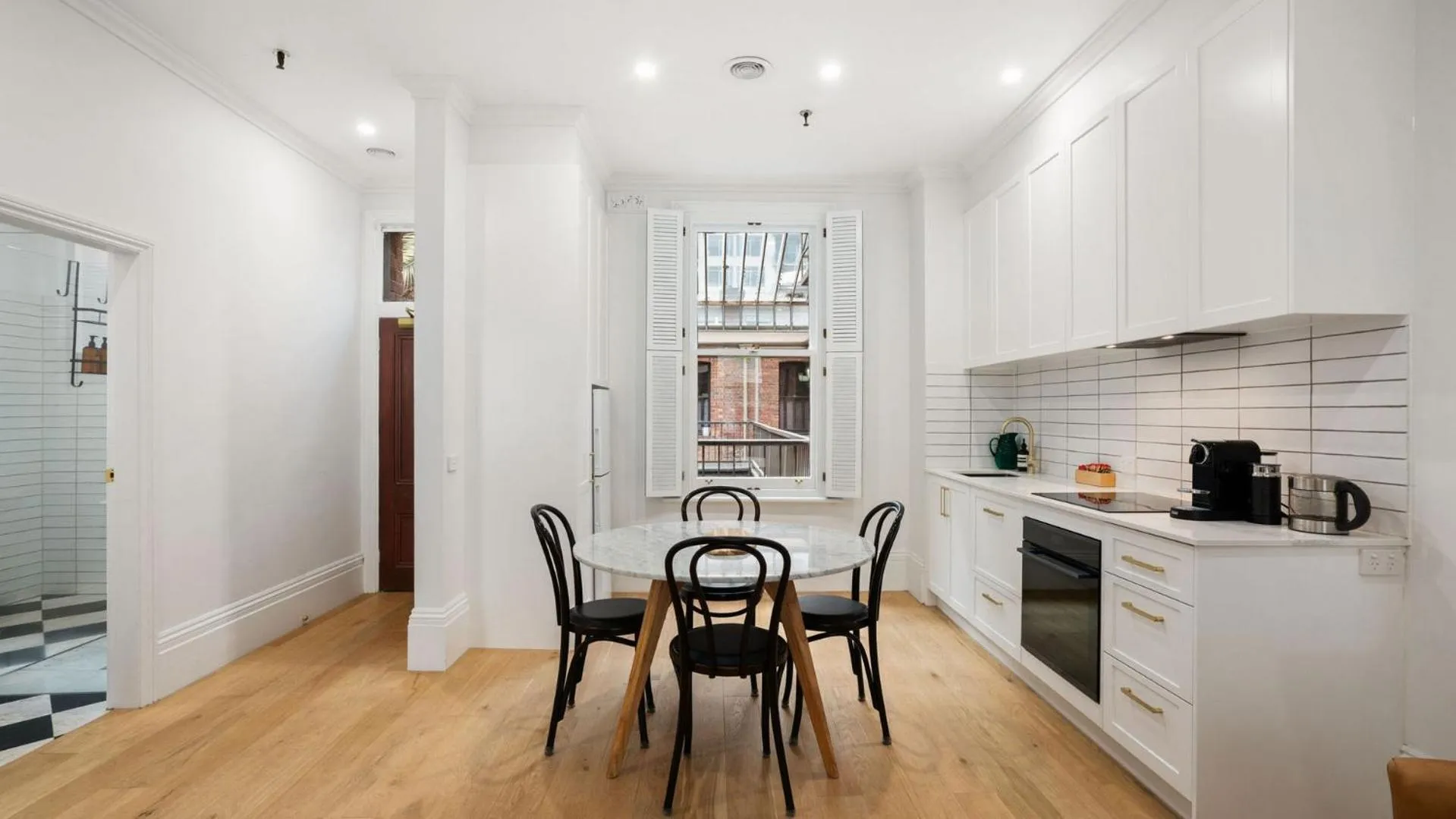 Kitchen or kitchenette in Gordon House Apartments