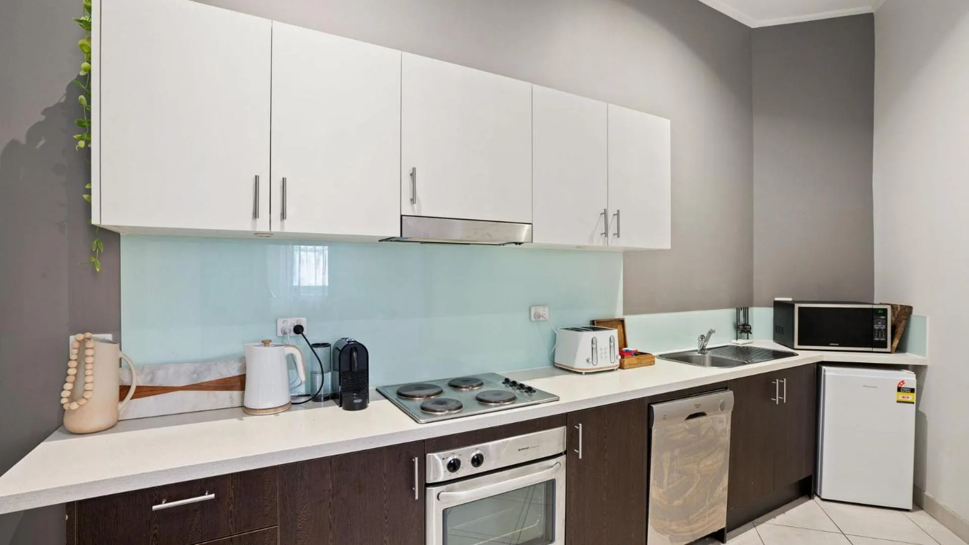 Kitchen or kitchenette in Gordon House Apartments