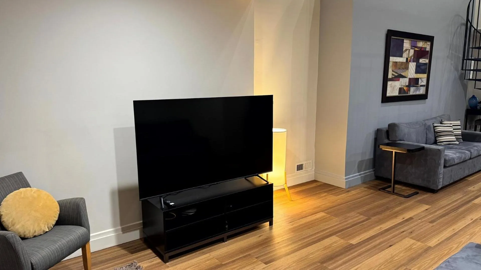 TV and multimedia in Gordon House Apartments