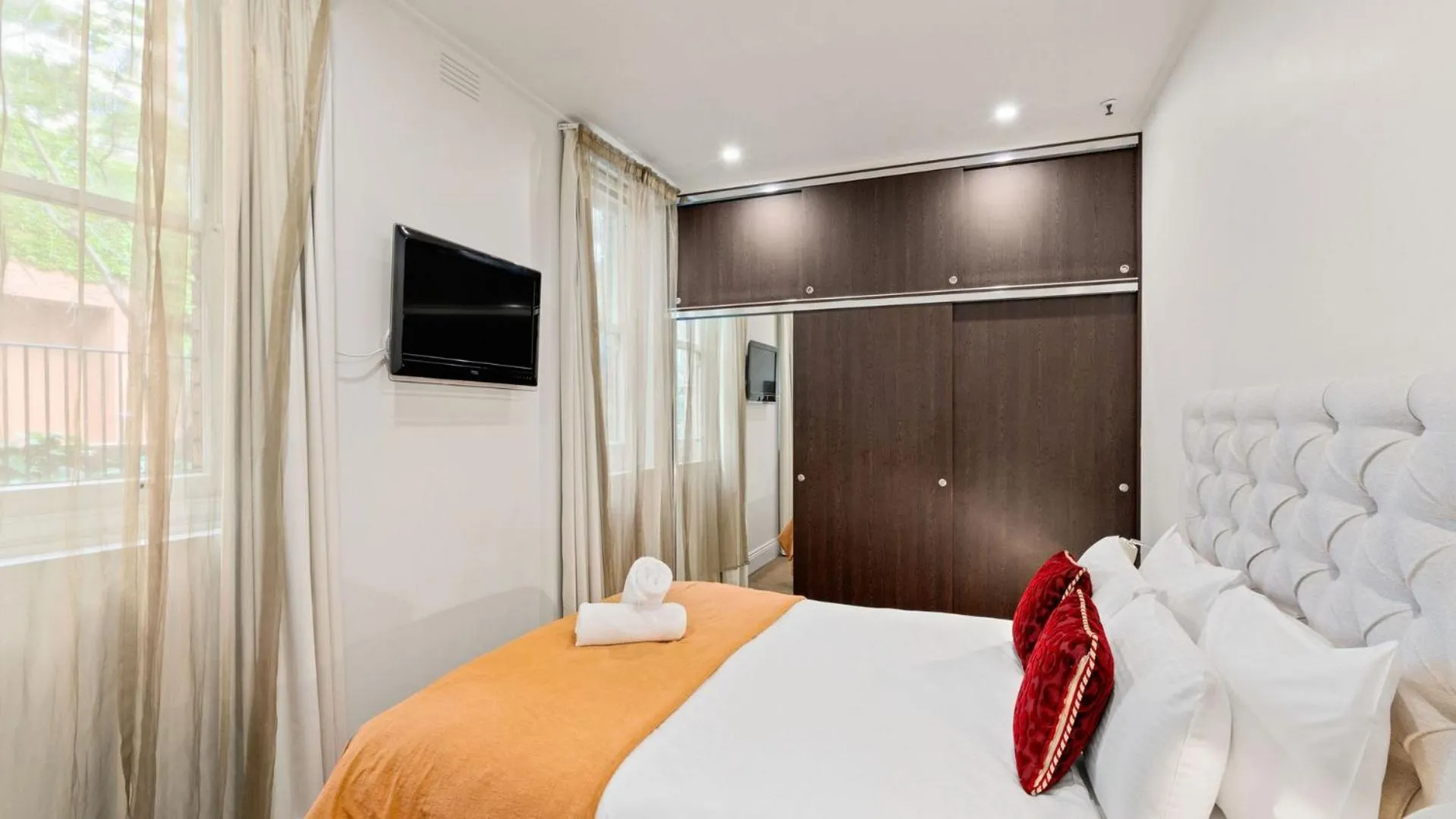 Bedroom, Bed in Gordon House Apartments