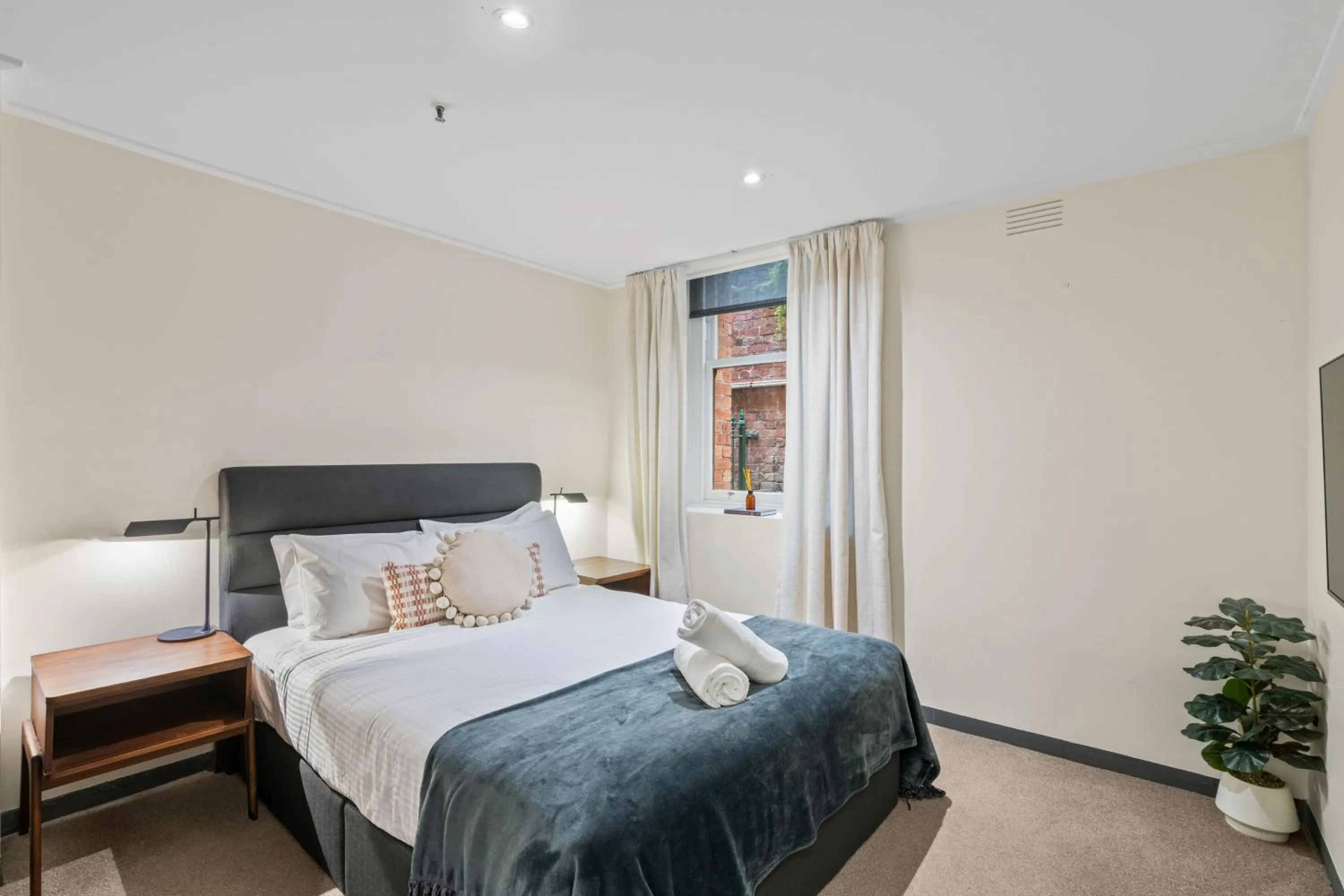 Bedroom, Bed in Gordon House Apartments