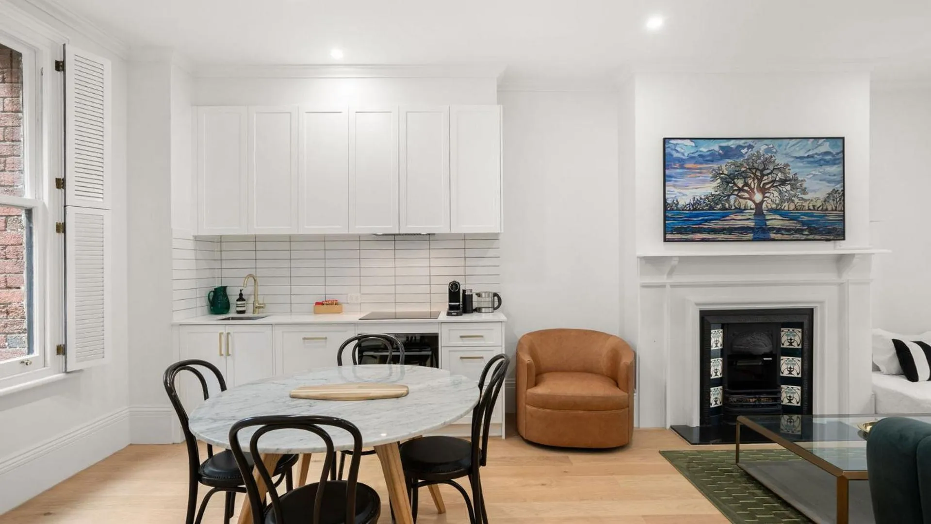 Kitchen or kitchenette in Gordon House Apartments