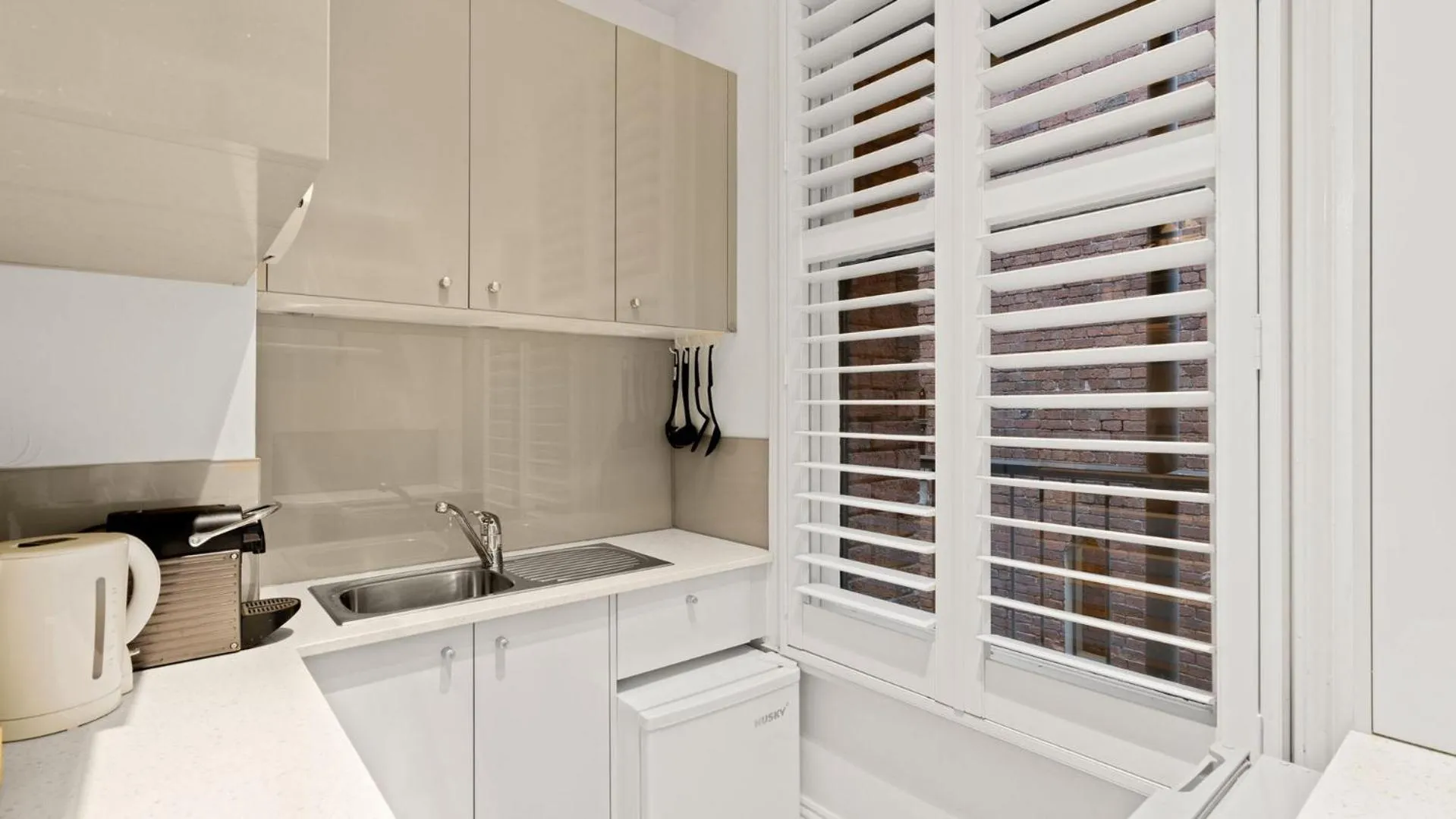 Kitchen or kitchenette in Gordon House Apartments