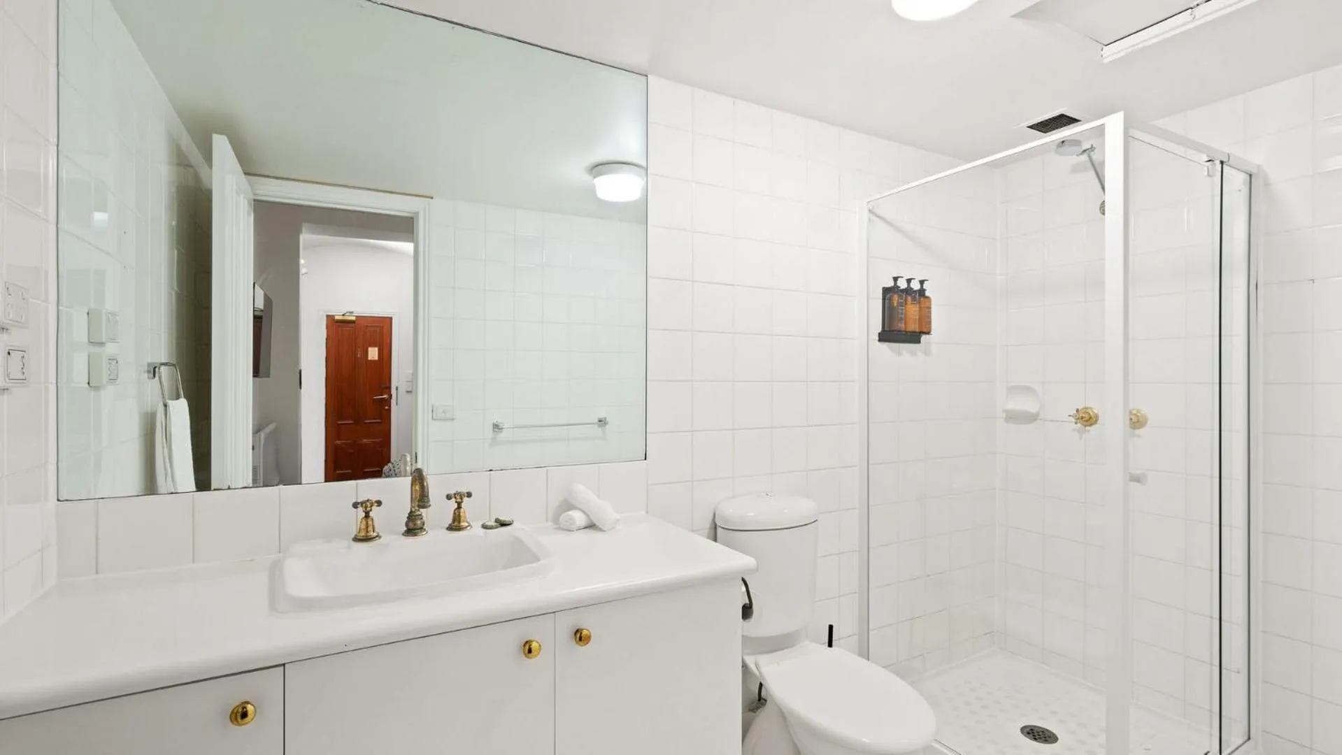 Bathroom in Gordon House Apartments