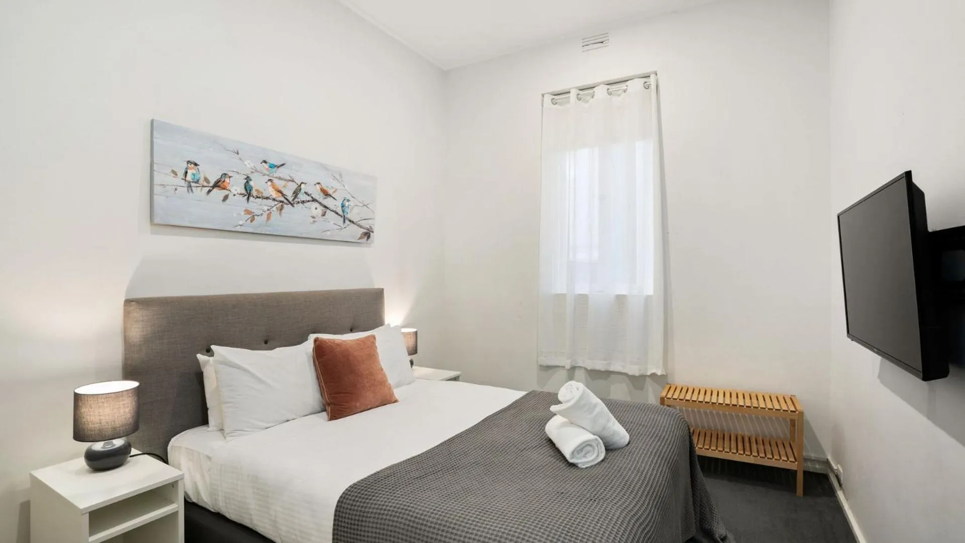 Bedroom, Bed in Gordon House Apartments