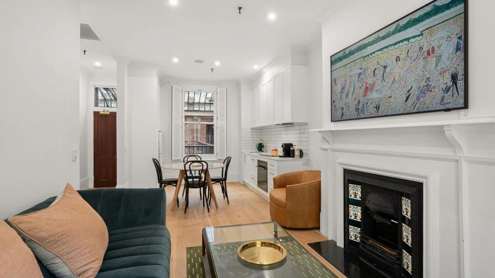 Kitchen or kitchenette in Gordon House Apartments