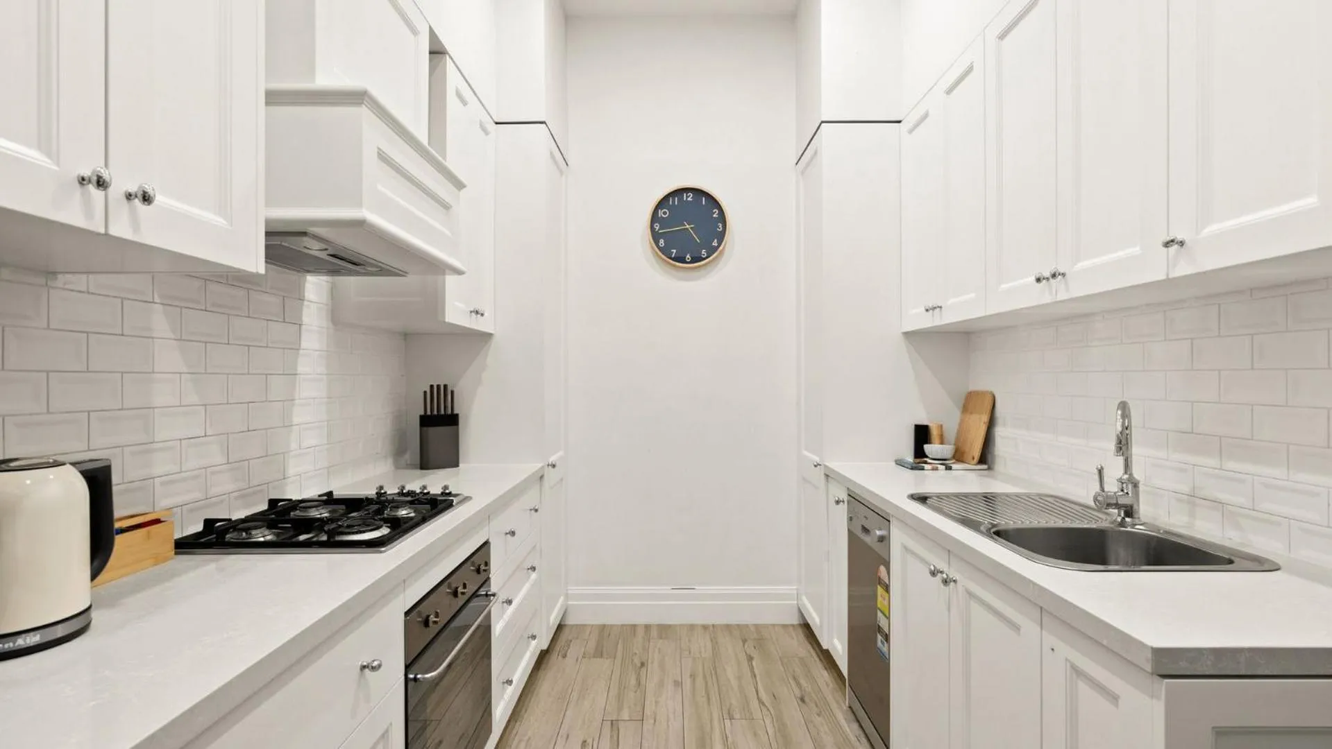 Kitchen or kitchenette in Gordon House Apartments