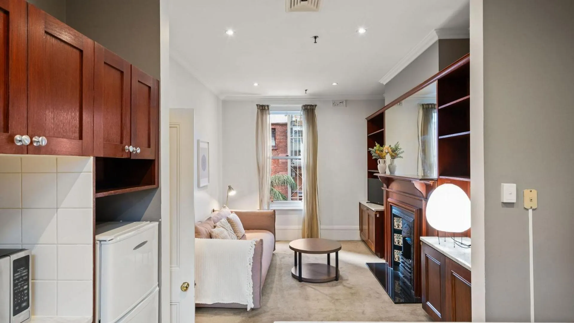 Kitchen or kitchenette in Gordon House Apartments
