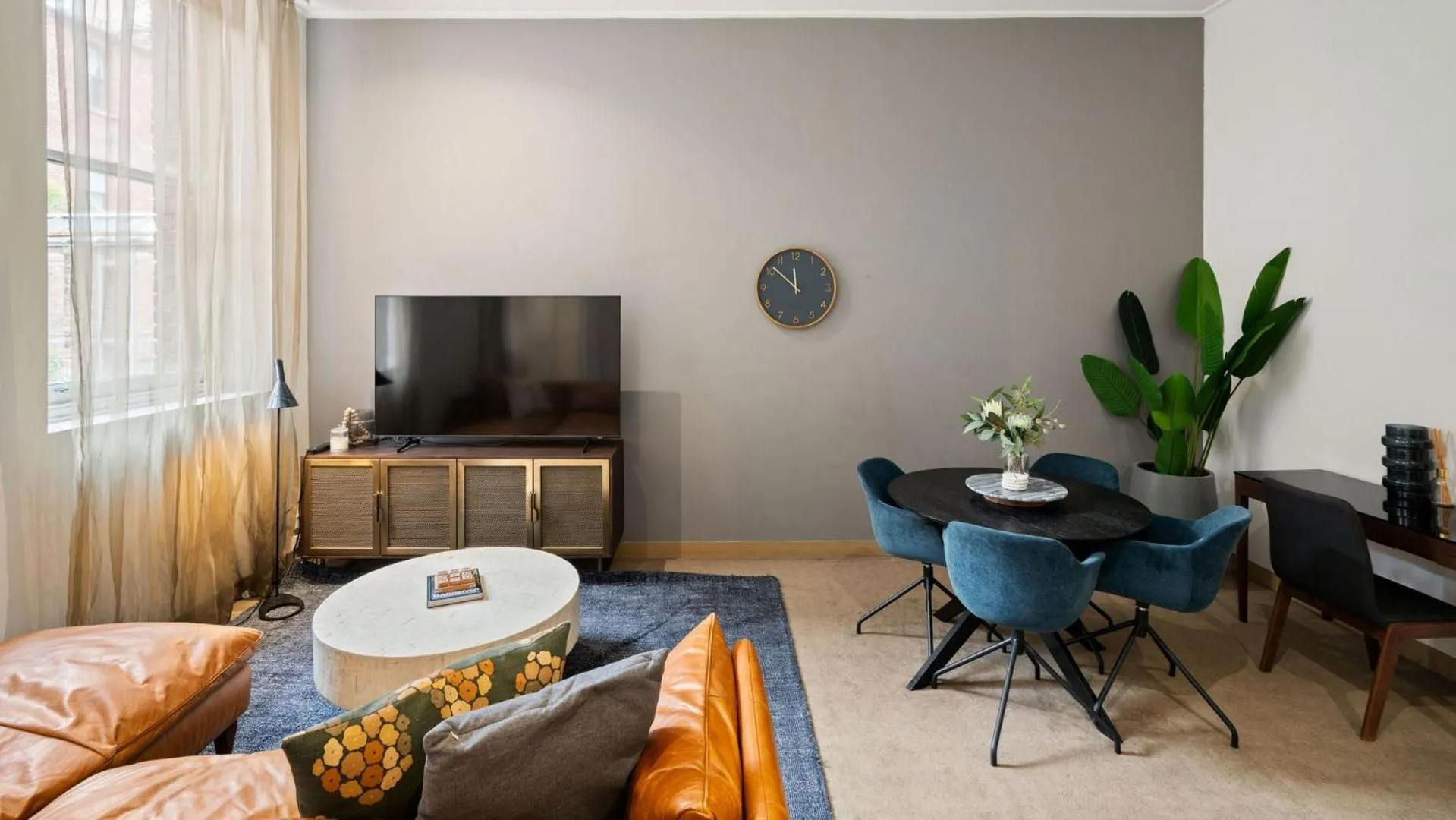 Living room in Gordon House Apartments