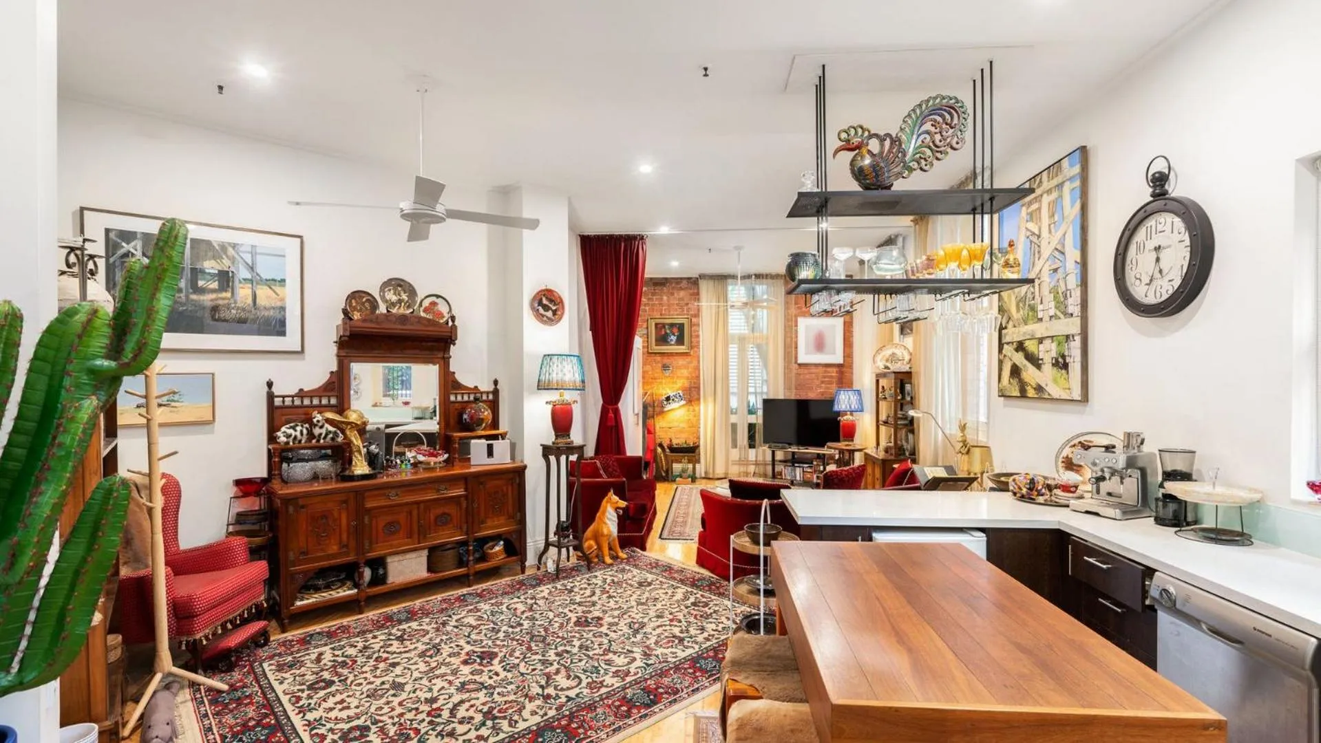 Kitchen or kitchenette in Gordon House Apartments