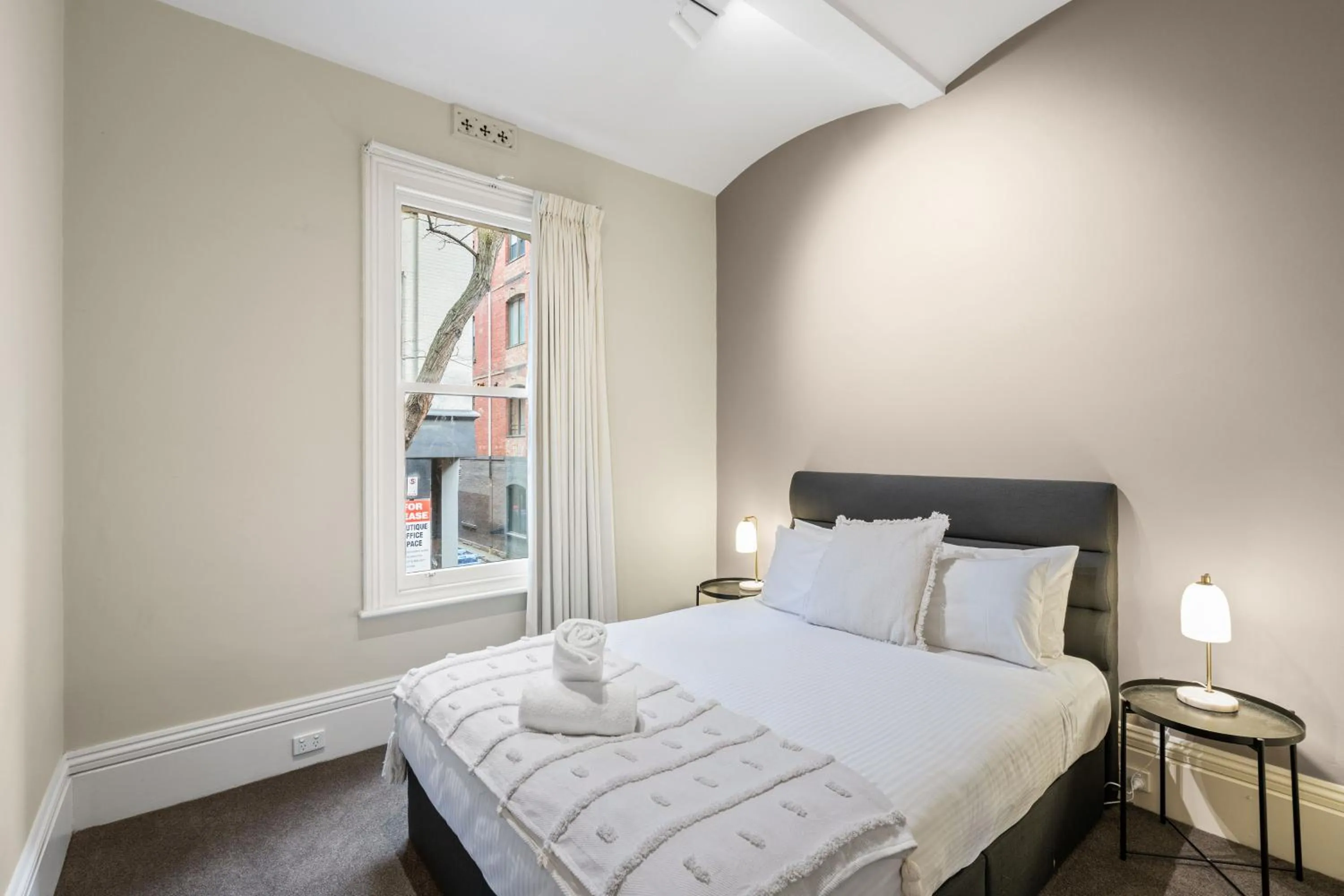 Bedroom, Bed in Gordon House Apartments